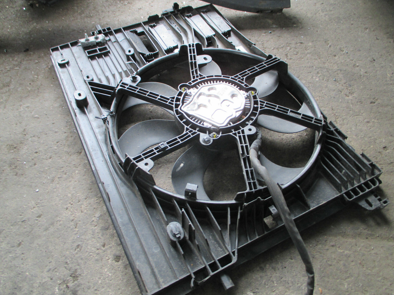 NISSAN QASHQAI J11 MK2 1.5 DCI COOLING FAN & HOUSING 21481HV80B