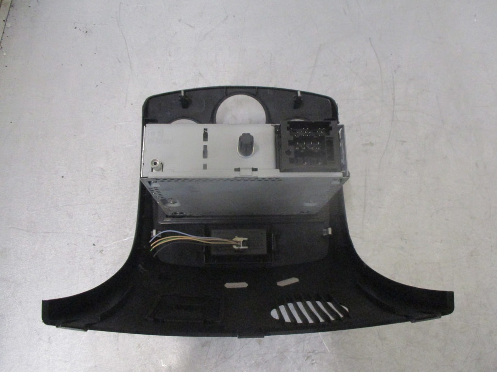 RENAULT CLIO MK3 CD PLAYER STEREO HEAD UNIT & SURROUND TRIM 28115CD38R
