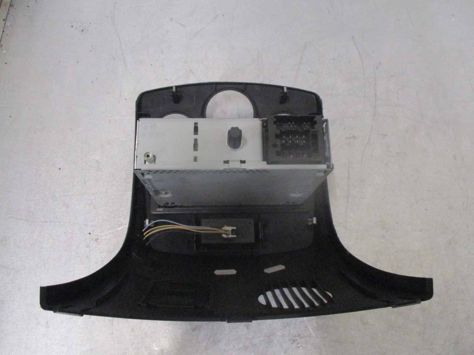 RENAULT CLIO MK3 CD PLAYER STEREO HEAD UNIT & SURROUND TRIM 28115CD38R