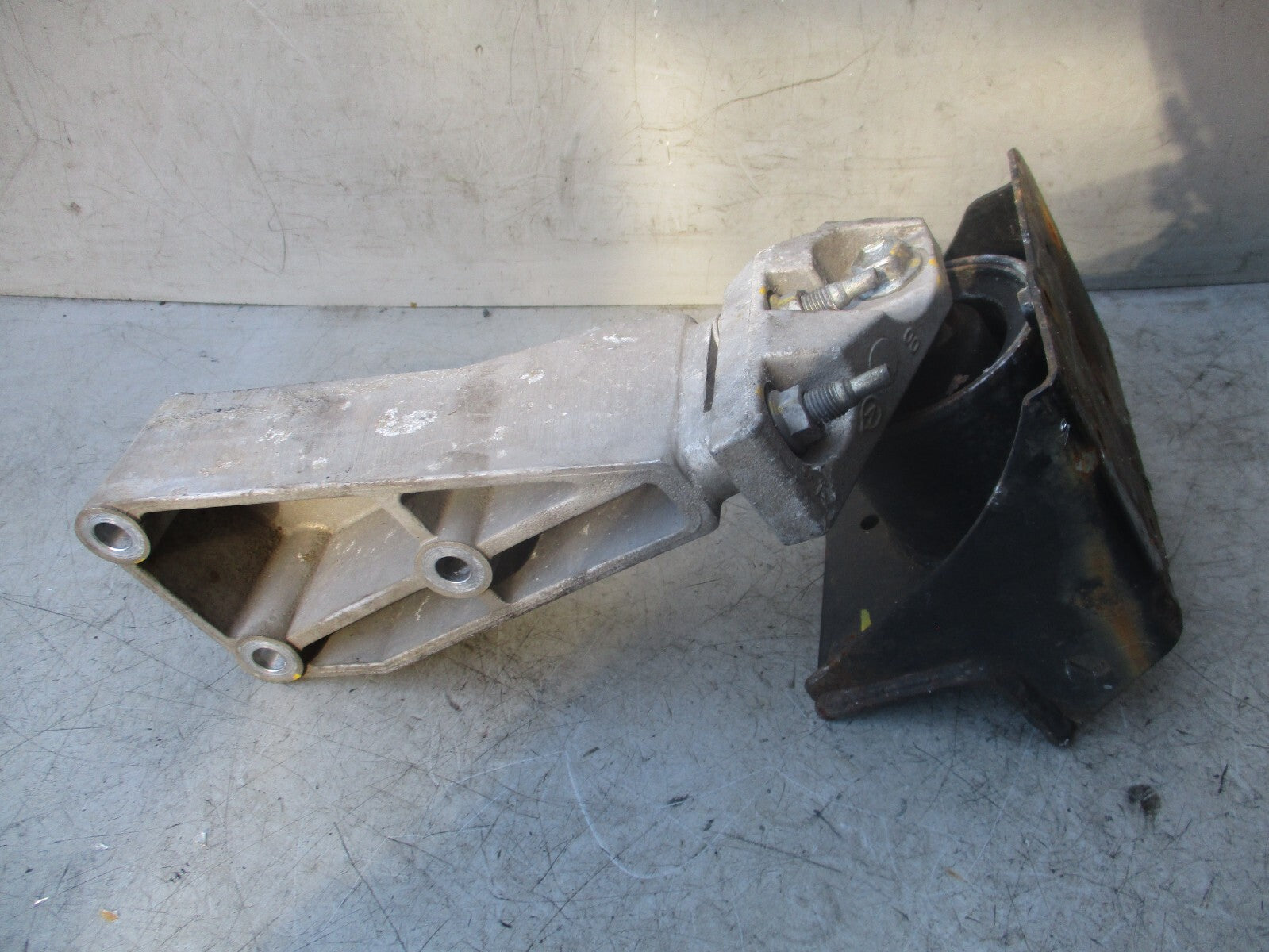 SUZUKI SWIFT MK3 2017 1.2 PETROL NS PASSENGER SIDE FRONT ENGINE MOUNT