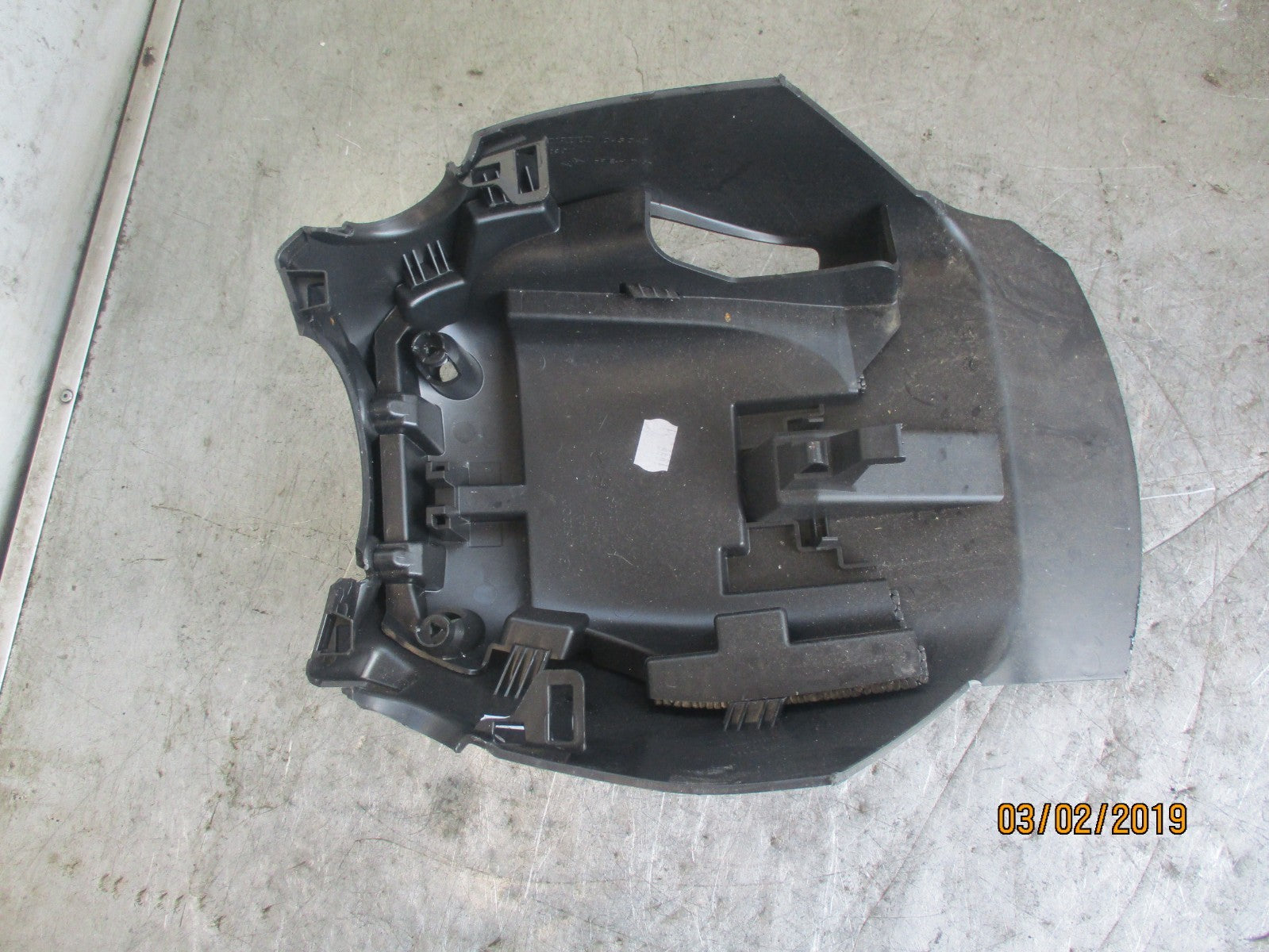 RENAULT KADJAR 2016 LOWER STEERING WHEEL SURROUND TRIM 484727859R