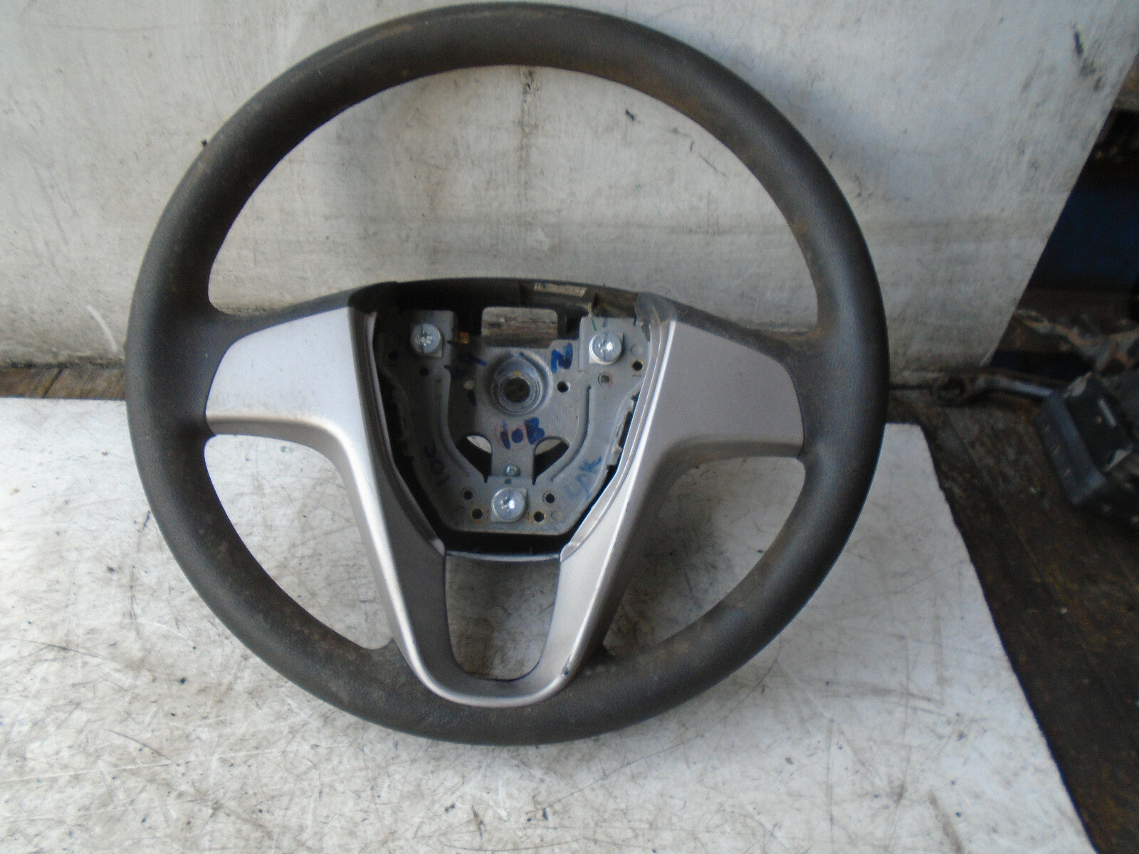 HYUNDAI I20 MK1 3 SPOKE STEERING WHEEL