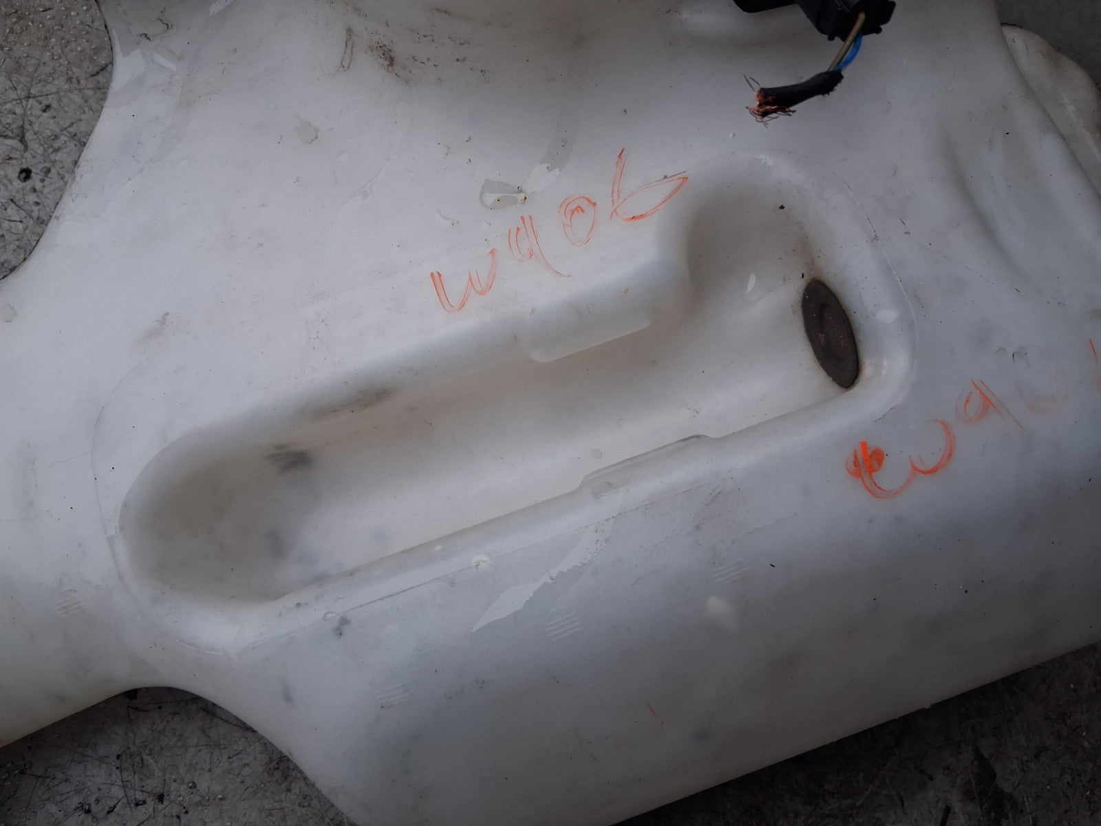 2016 MERCEDES SPRINTER MK2 W906 FRONT WINDSCREEN WASHER BOTTLE TANK A9068690072