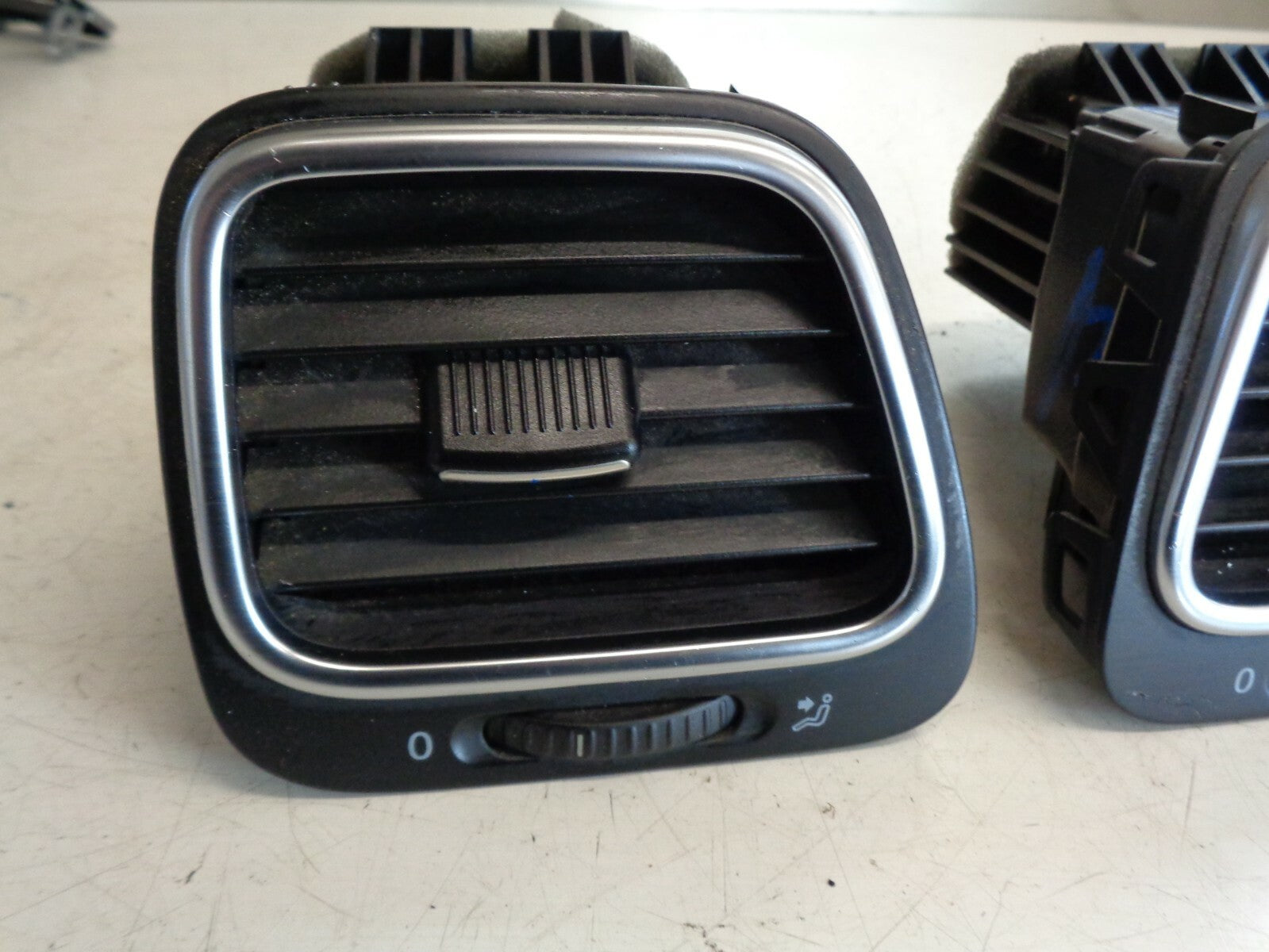 VOLKSWAGEN SCIROCCO 2011 2 X PAIR HEATER AIR BLOWER VENTS SET 1Q0819703J