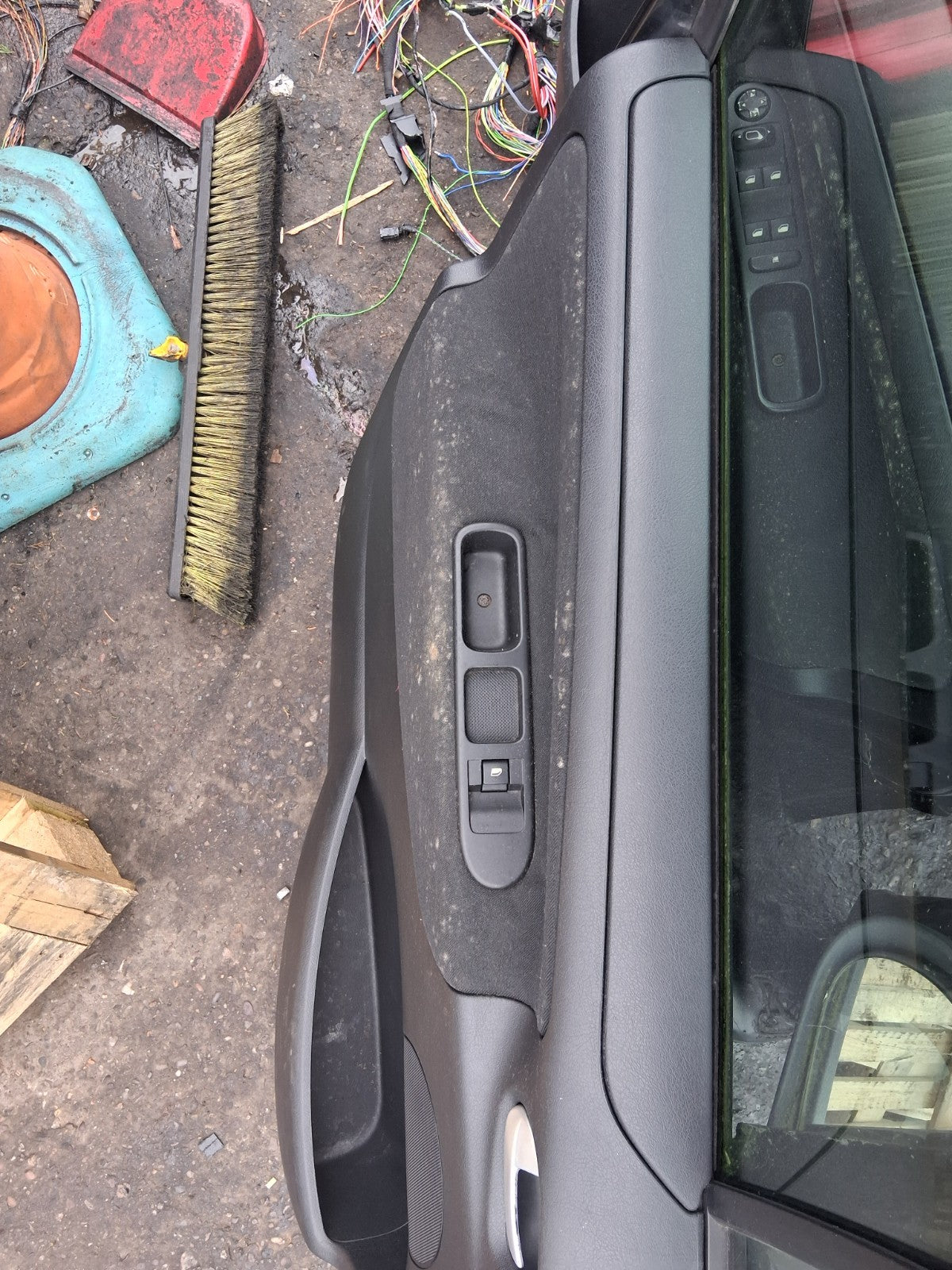 2012 PEUGEOT 207 NSF PASSENGER SIDE FRONT LEFT COMPLETE DOOR WITH WING MIRROR