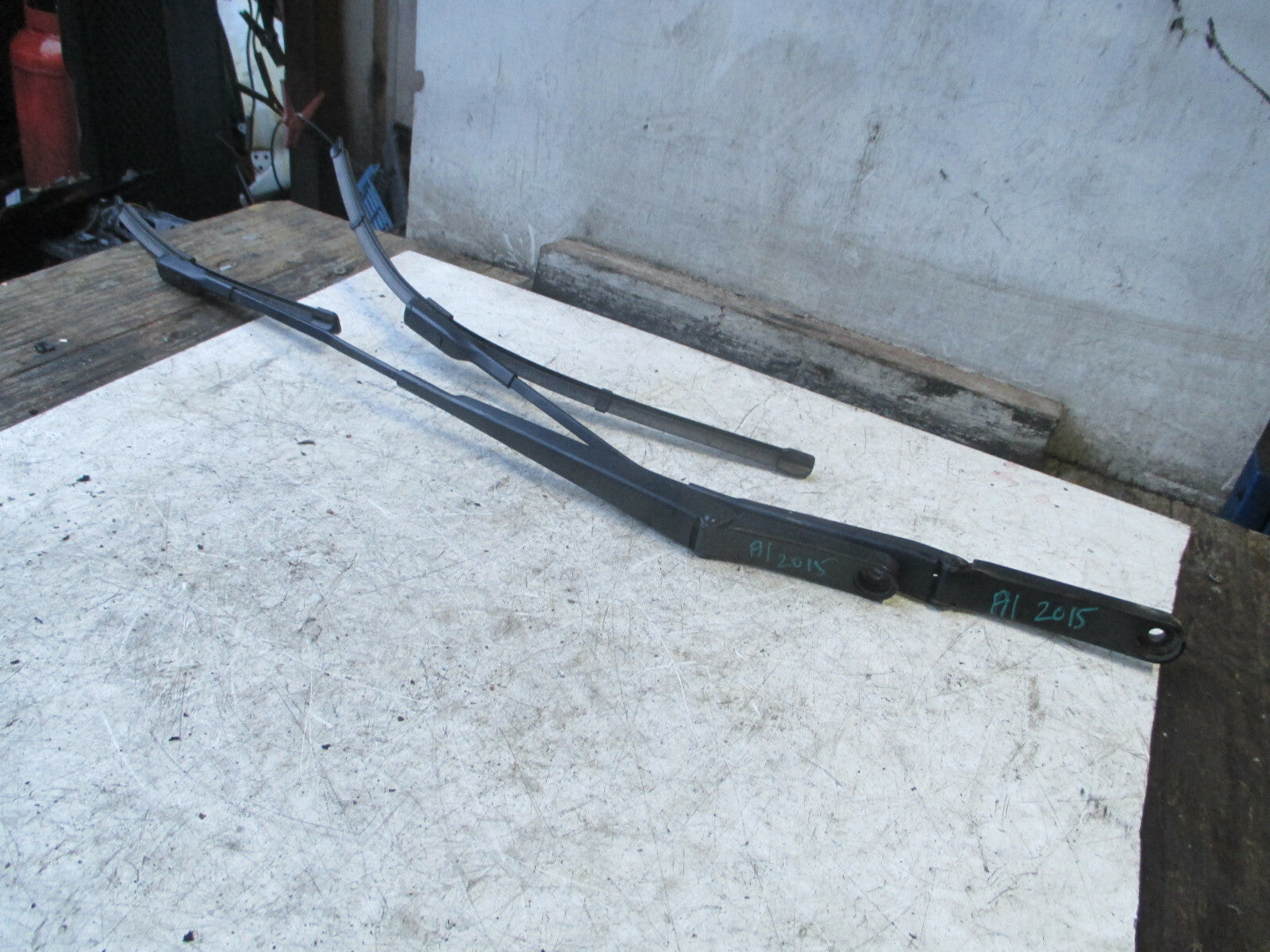 AUDI A1 2015 8X FRONT WINDSCREEN WIPER ARM & BLADES