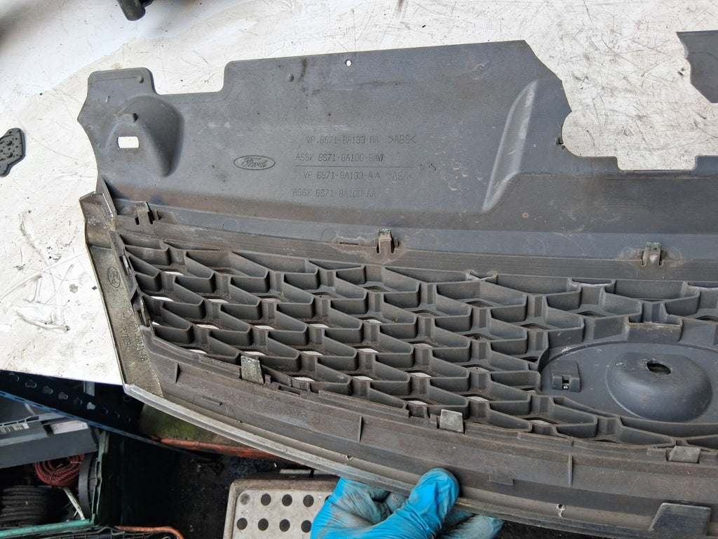 2005 FORD MONDEO MK3 FRONT BUMPER GRILL DAMAGED 6S718A133