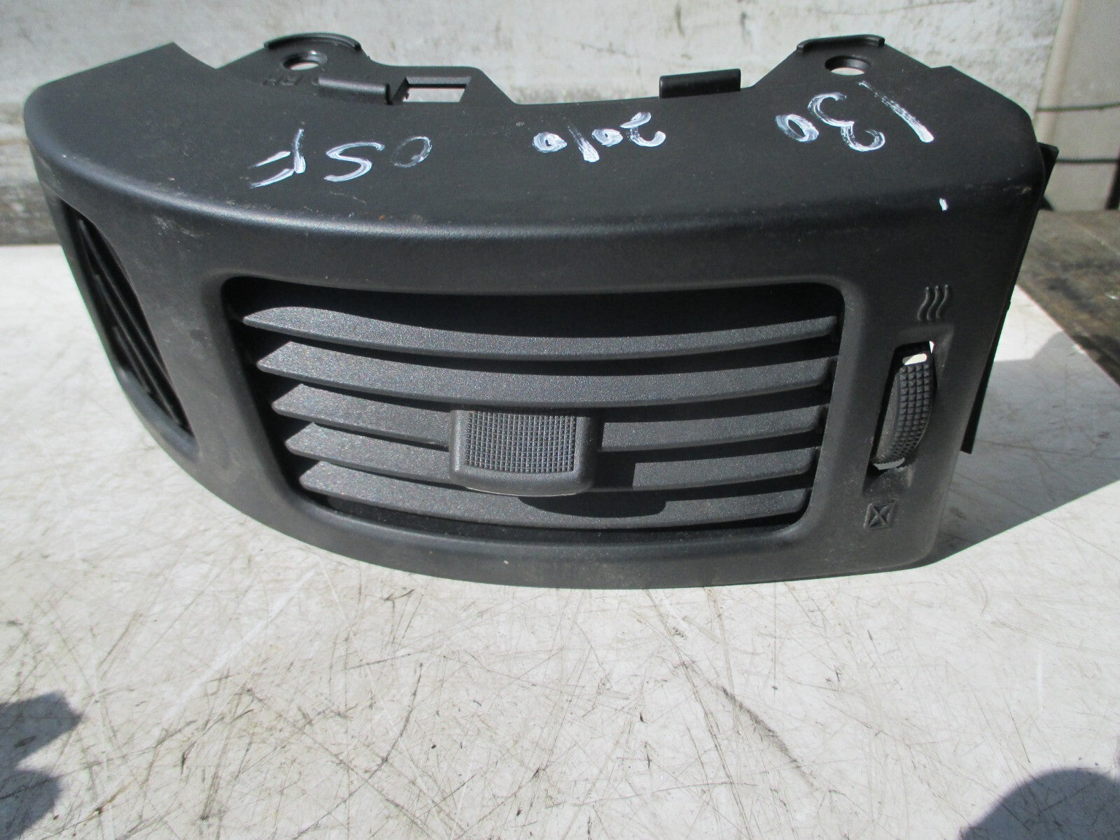 HYUNDAI I30 OSF DRIVER SIDE FRONT AIR VENT 974902R000