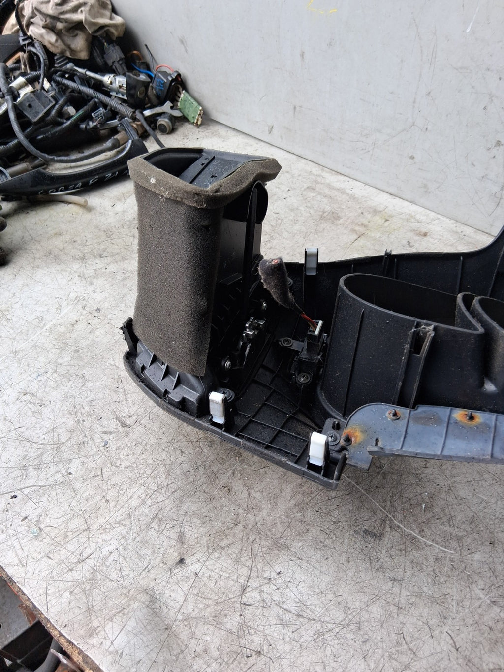KIA SPORTAGE MK3 2012 FRONT DASHBOARD CENTRE AIR VENT TRIM PANEL