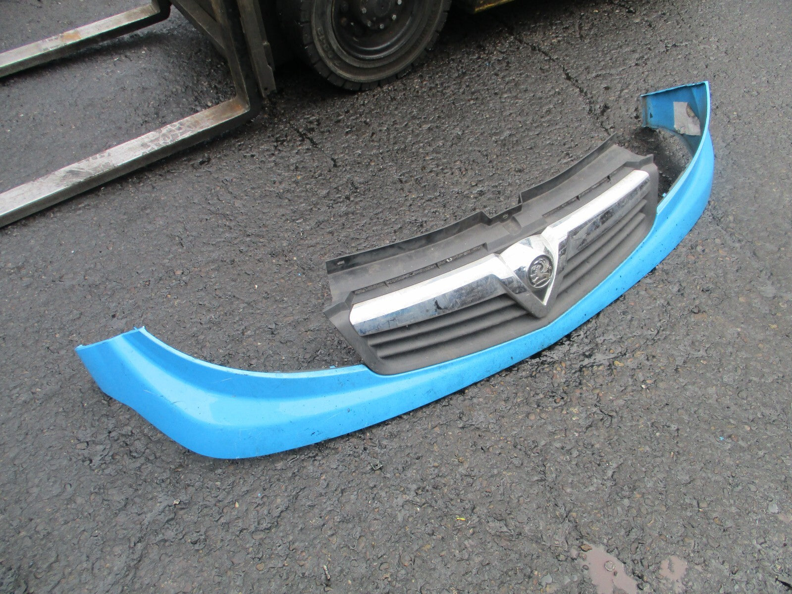 VAUXHALL VIVARO RENAULT TRAFIC X83 2012 FACELIFT FRONT BADGE EMBLEM GRILL BLUE
