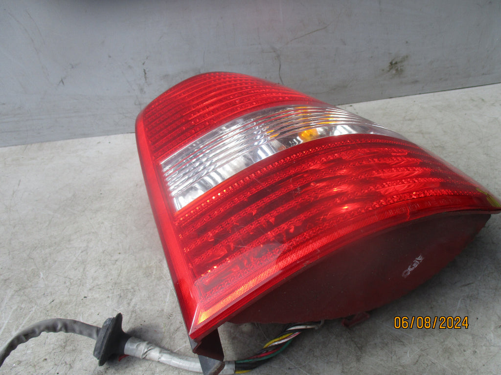 2006 KIA SEDONA MK1 OSF DRIVER SIDE REAR TAIL LIGHT