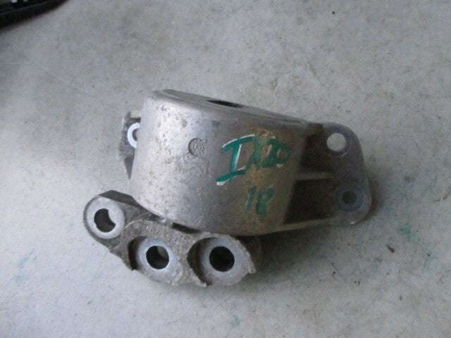 2013 FIAT 500 L 1.6 DIESEL DRIVER SIDE ENGINE MOUNT 00557036510