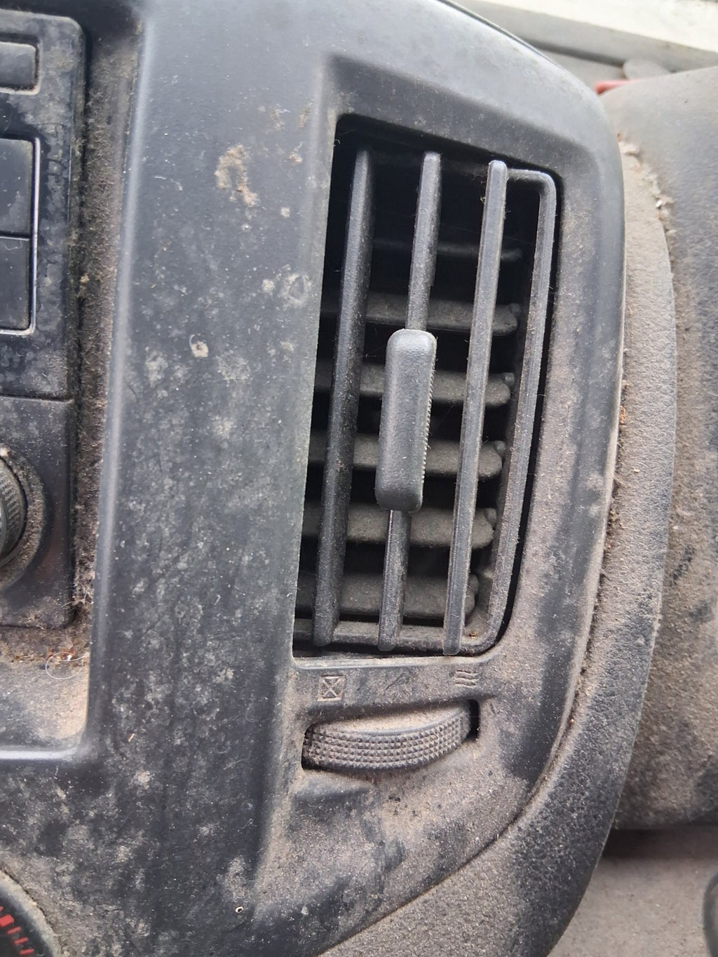 2018 NISSAN NV200 FRONT DASHBOARD AIR VENT PAIR