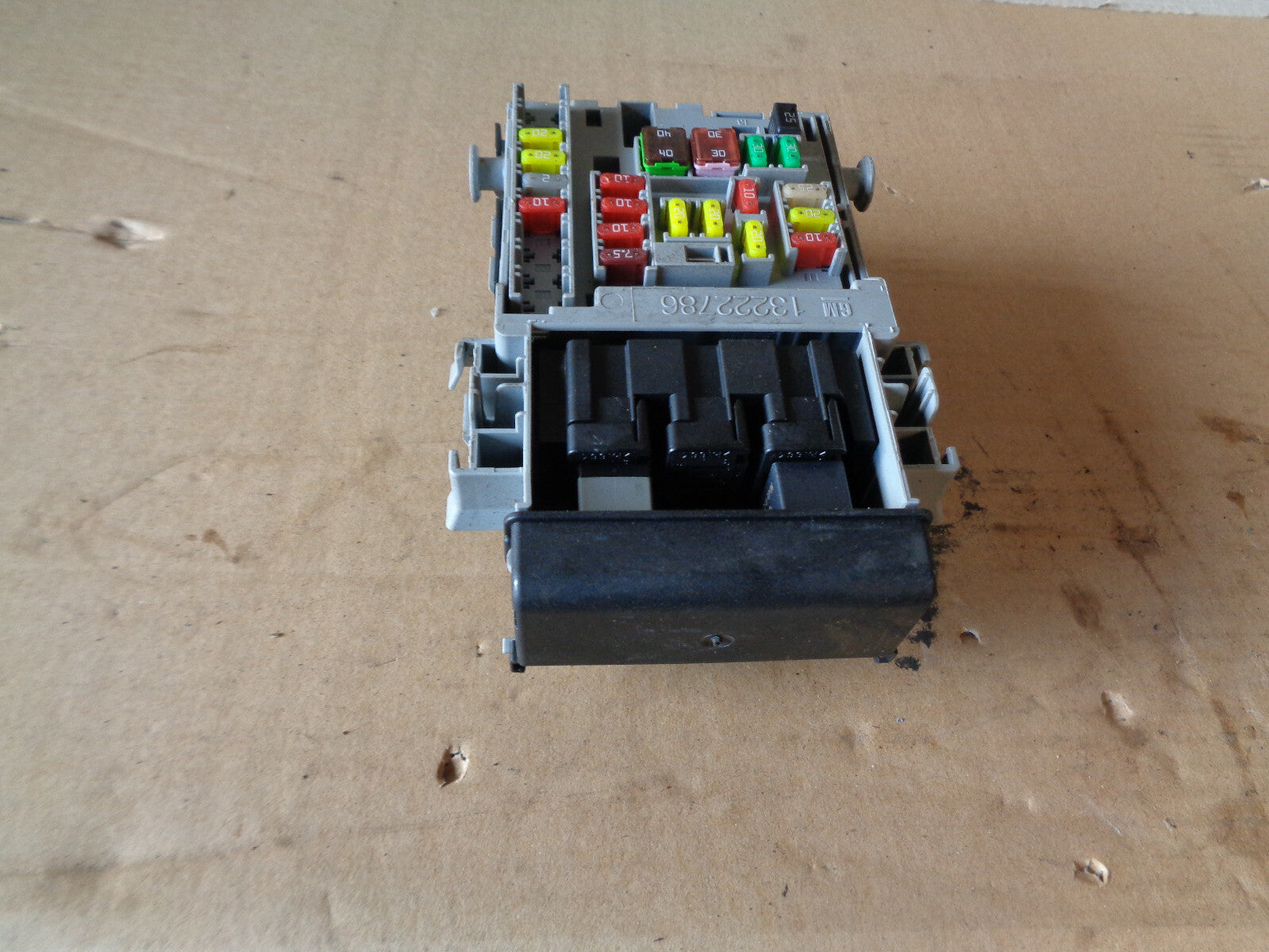 VAUXHALL INSIGNIA MK1 2.0 CDTI 2012 FUSE RELAY BOX FUSEBOX ASSEMBLY 13222786