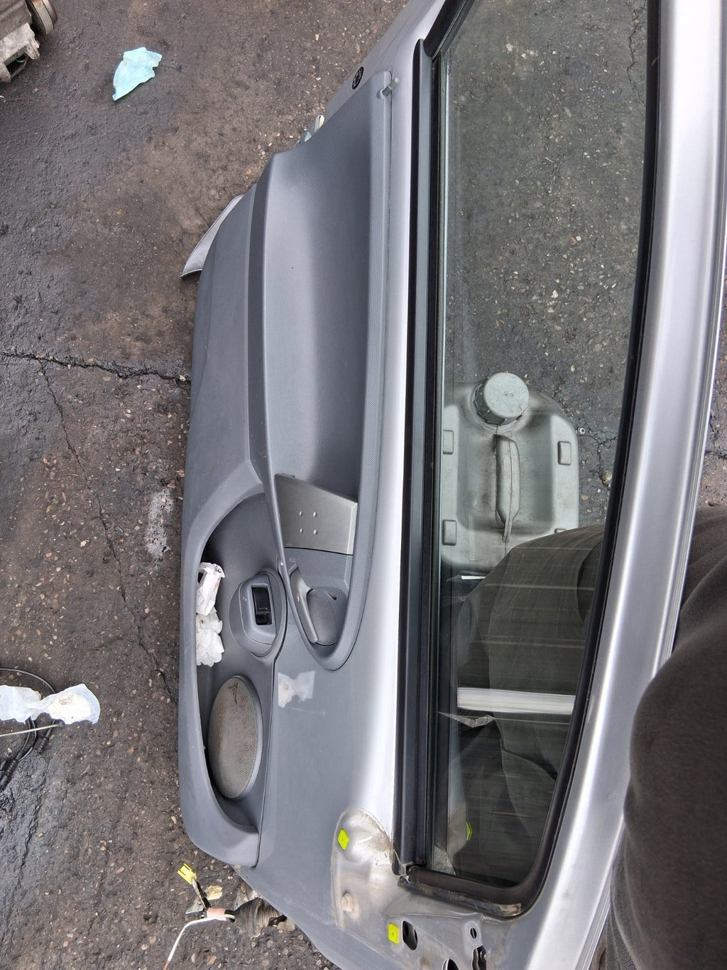 2008 TOYOTA AYGO MK1 3 DOOR NSF PASSENGER SIDE FRONT LEFT COMPLETE DOOR SILVER