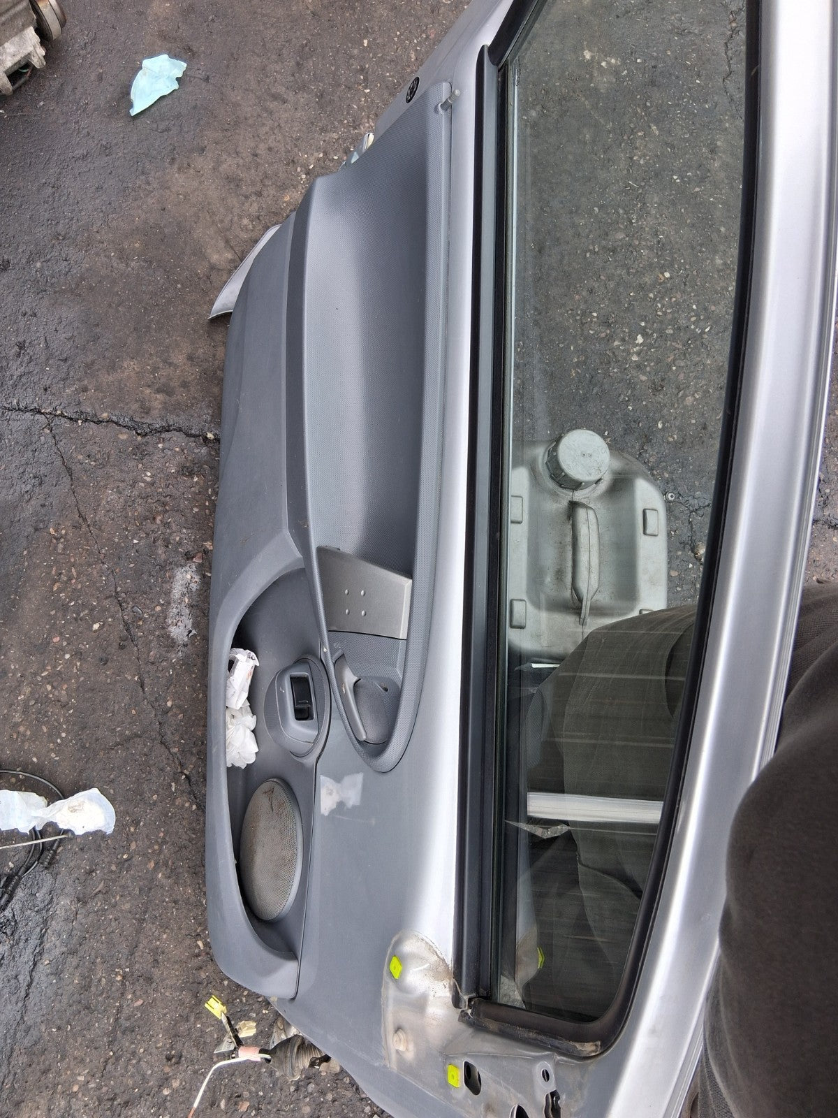 2008 TOYOTA AYGO MK1 3 DOOR NSF PASSENGER SIDE FRONT LEFT COMPLETE DOOR SILVER