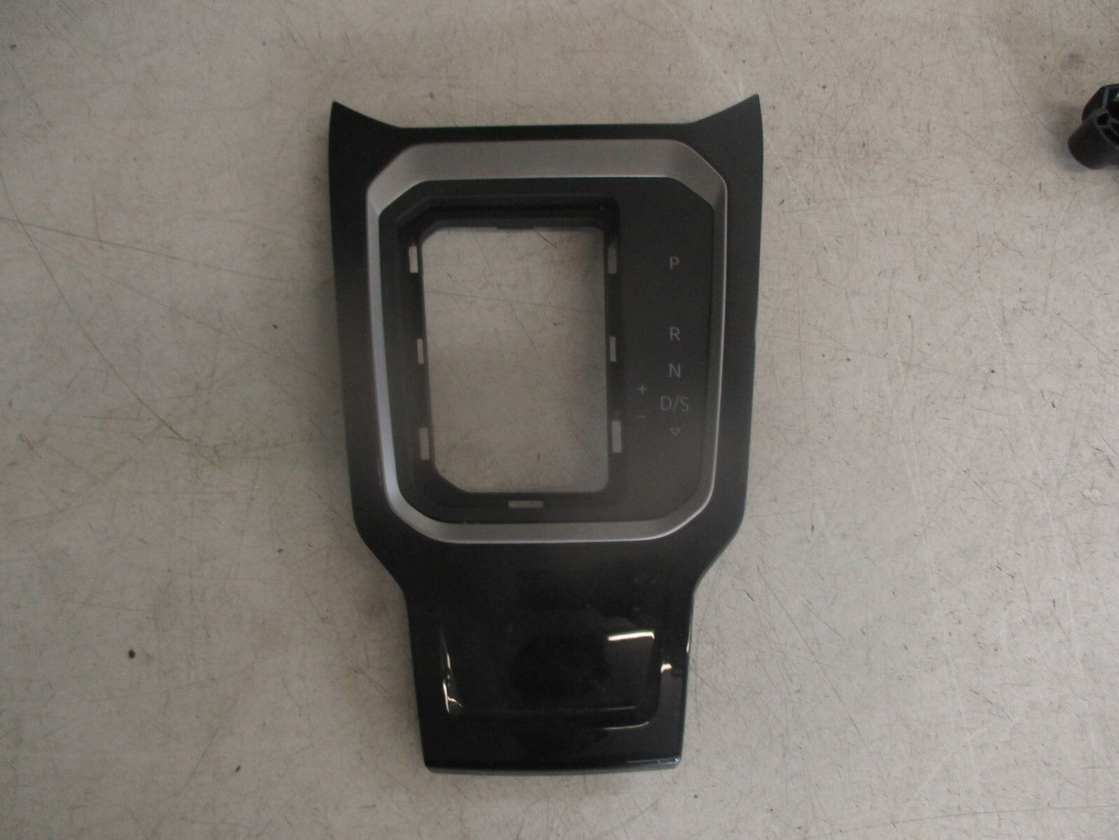 2020 VOLKSWAGEN T ROC AUTOMATIC GEAR SELECTOR SURROUND TRIM 2GA711456C