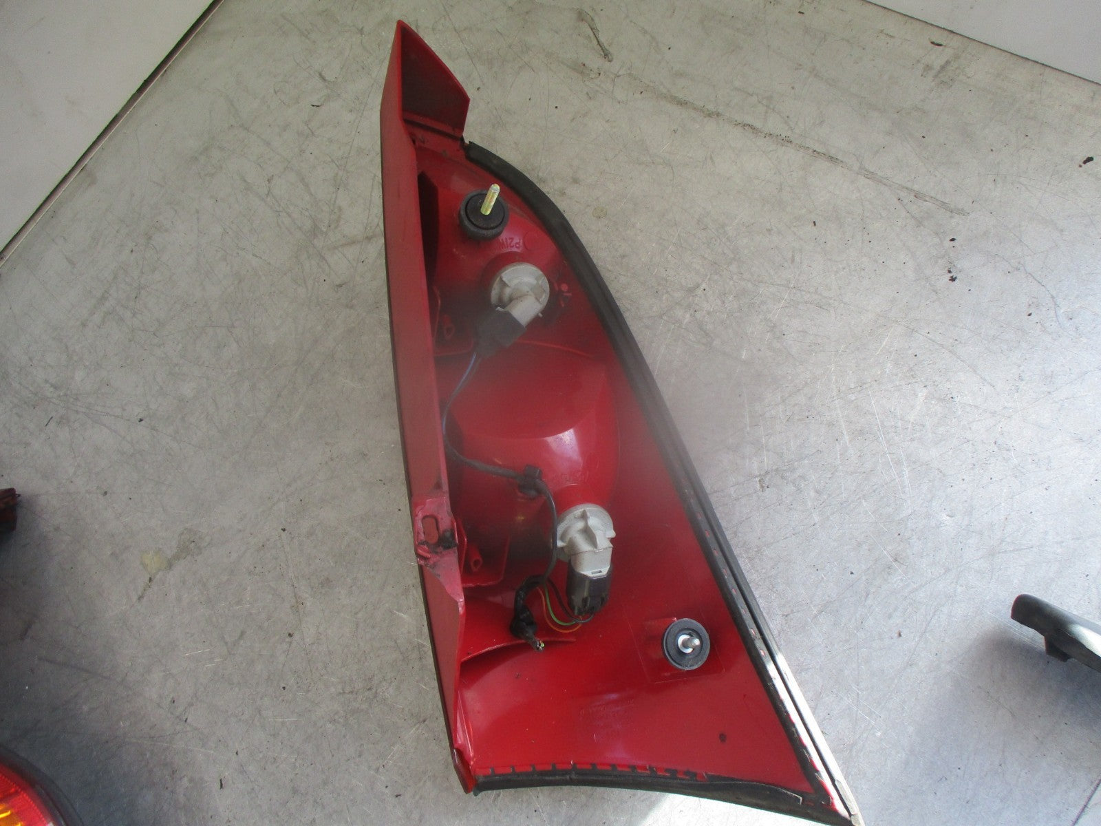 2002 FORD FOCUS FLIGHT 1.6 NSR PASSENGER SIDE REAR LIGHT TAIL LIGHT 1M5113404