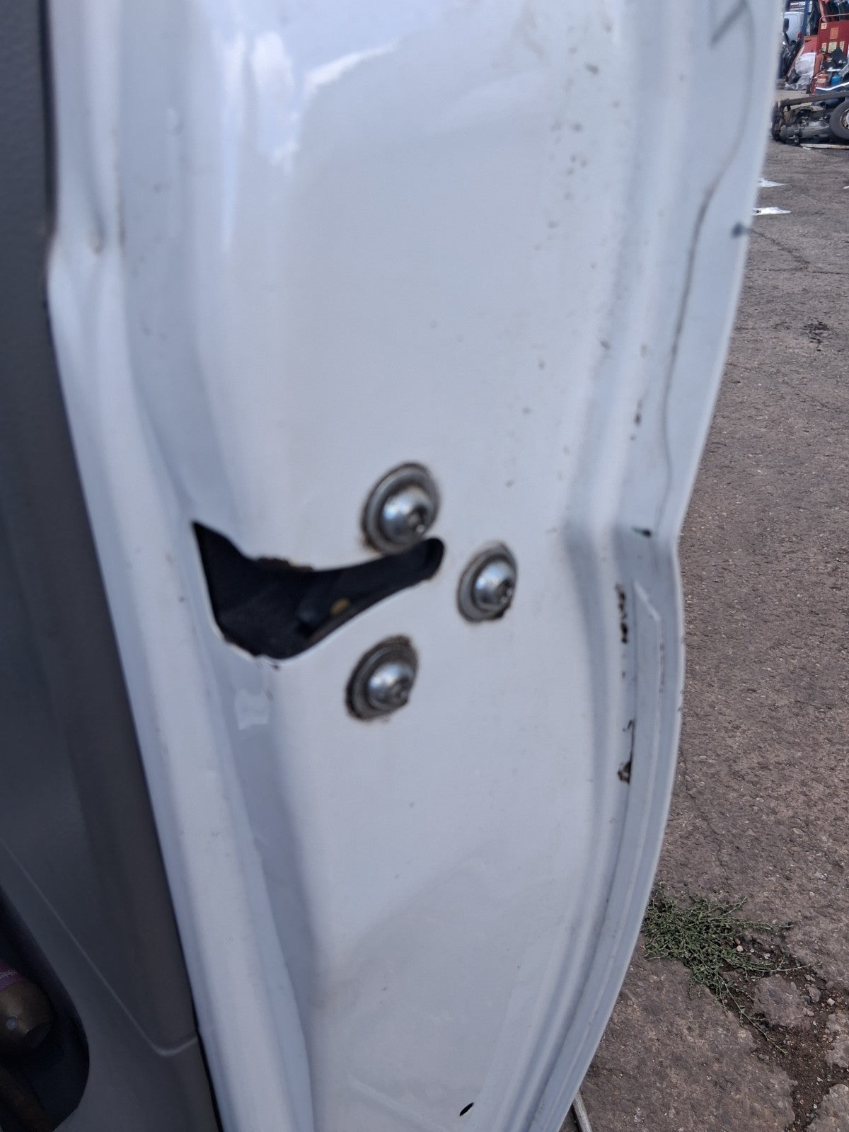 2020 SAIC LDV V80 OSF DRIVER SIDE FRONT RIGHT BARE DOOR WHITE