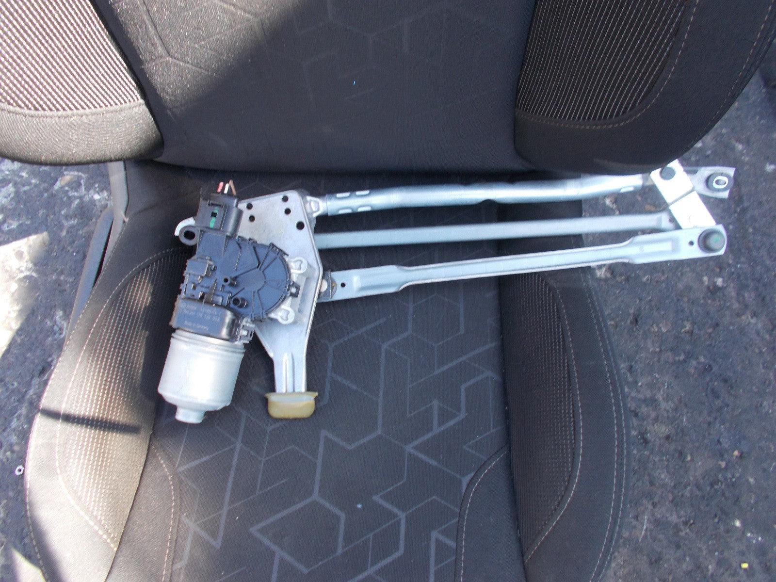 2015 PEUGEOT 2008 FRONT WIPER MOTOR WITH LINKAGE 0 390 241 578 12V 058