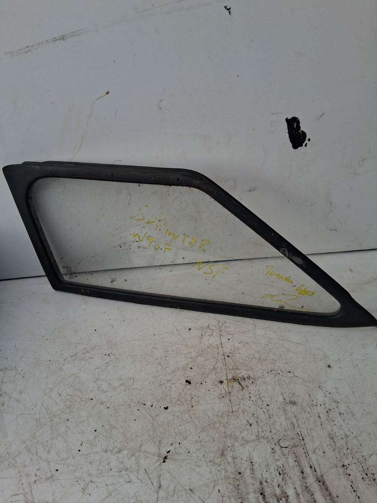 2021 MERCEDES BENZ SPRINTER NSF NEAR FRONT PASSENGER SIDER QUATER GLASS WINDOW