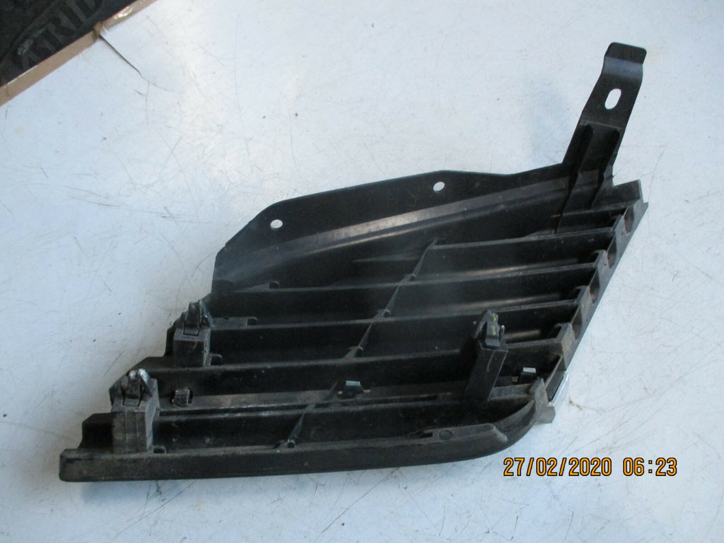 NISSAN PRIMERA 2005 OSF DRIVER SIDE FRONT BUMPER GRILL FOG COVER 62320AU300