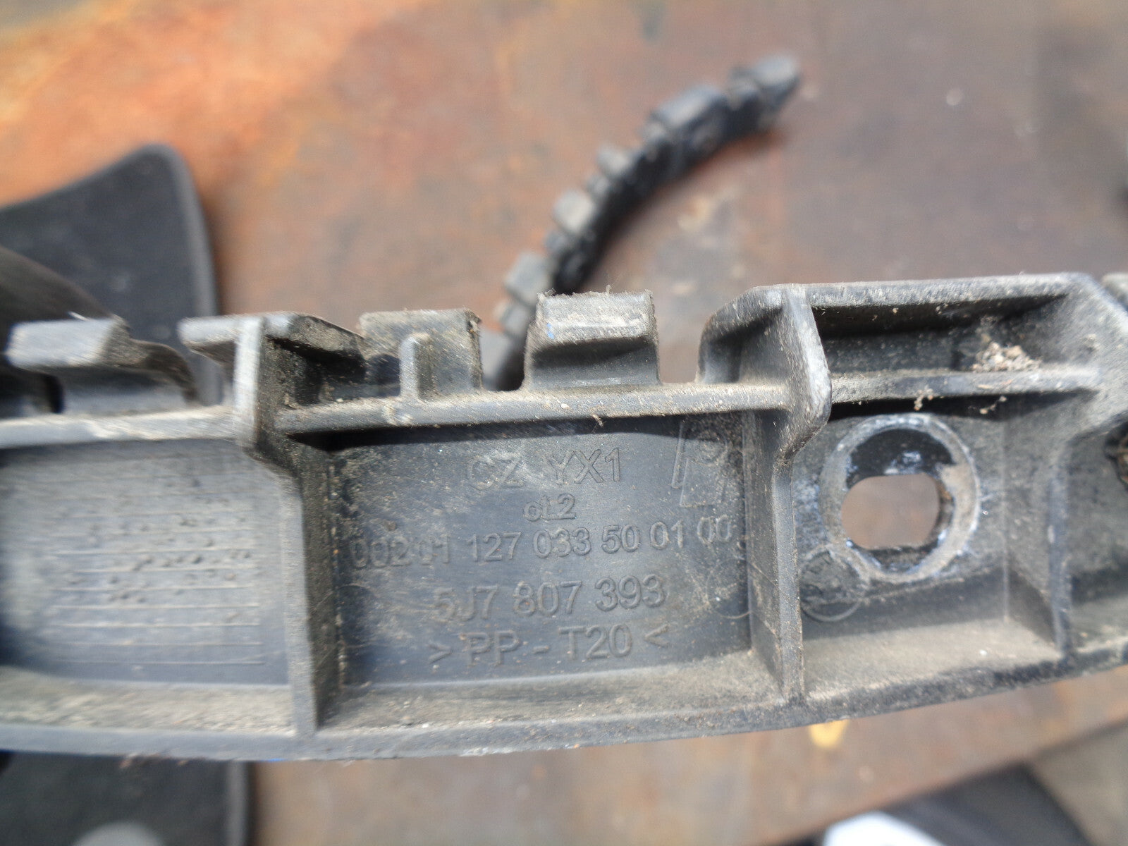 SKODA ROOMSTER 2011 REAR PASSENGER DRIVER SIDE BUMPER BRACKET 5J7807393