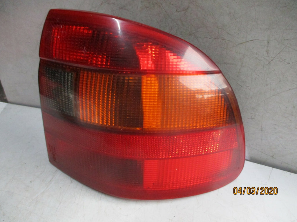 VAUXHALL ASTRA MK3 SALOON 1998 OSR DRIVER SIDE REAR BRAKE TAIL LIGHT UNIT 5006