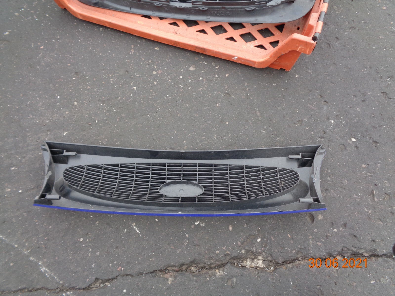 FORD FIESTA MK4 COMPLETE FRONT MAIN CENTRE BUMPER GRILL DEEP BLUE 96FB8200FAW