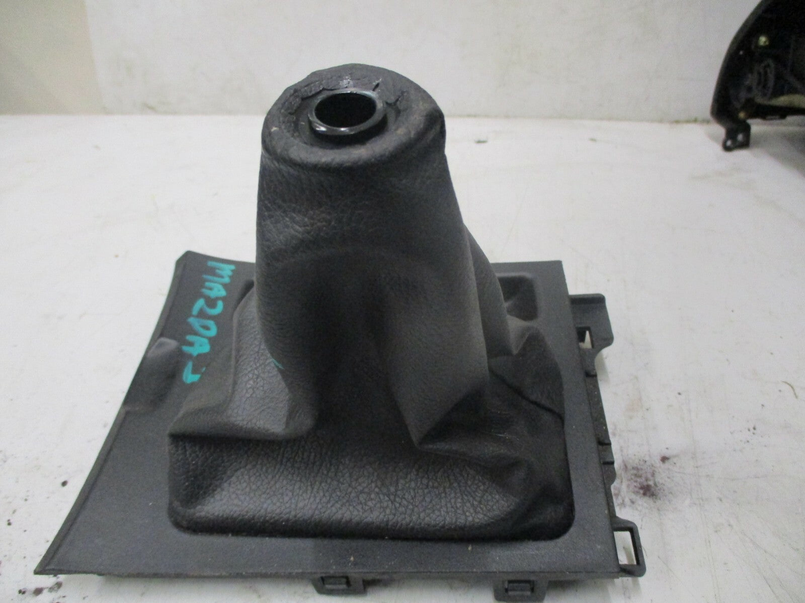 MAZDA 3 TS 2004 CENTRE CONSOLE GEAR STICK LEATHER GAITER SURROUND PLASTIC TRIM
