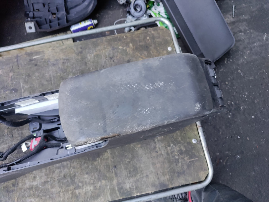 2019 CITROEN C4 CENTRE CONSOLE WITH LEATHER ARMREST VENTS