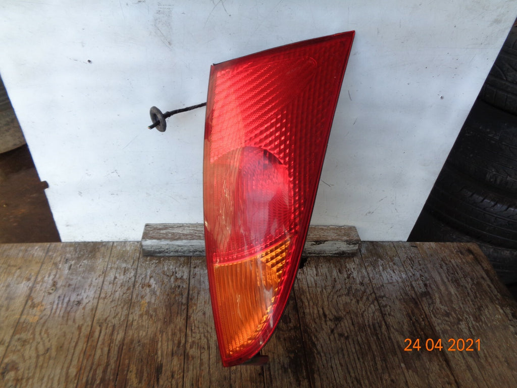 FORD FOCUS MK1 2000 OSR DRIVER SIDE REAR BRAKE TAIL LIGHT CLUSTER