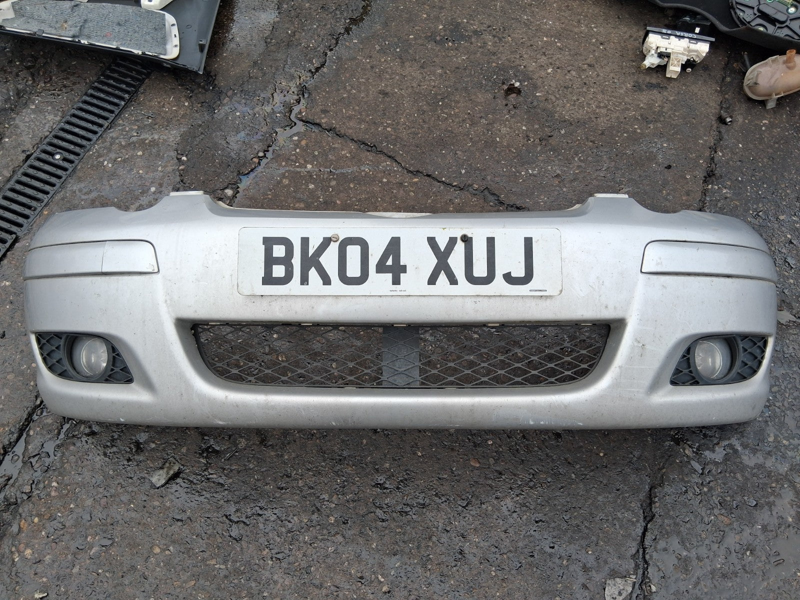 2004 TOYOTA YARIS MK1 COMPLETE FRONT BUMPER FOG LIGHTS GRILL SILVER