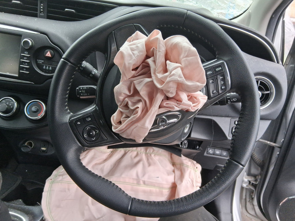 TOYOTA YARIS MK3 2019 3 SPOKE LEATHER MULTIFUNCTION STEERING WHEEL