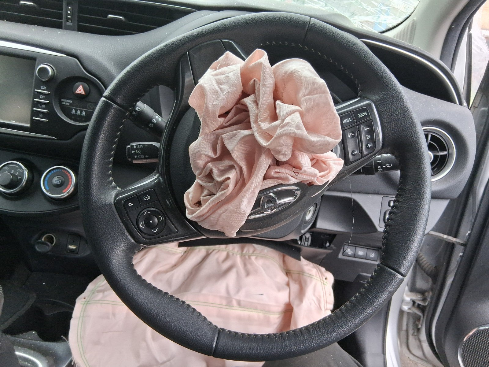 TOYOTA YARIS MK3 2019 3 SPOKE LEATHER MULTIFUNCTION STEERING WHEEL
