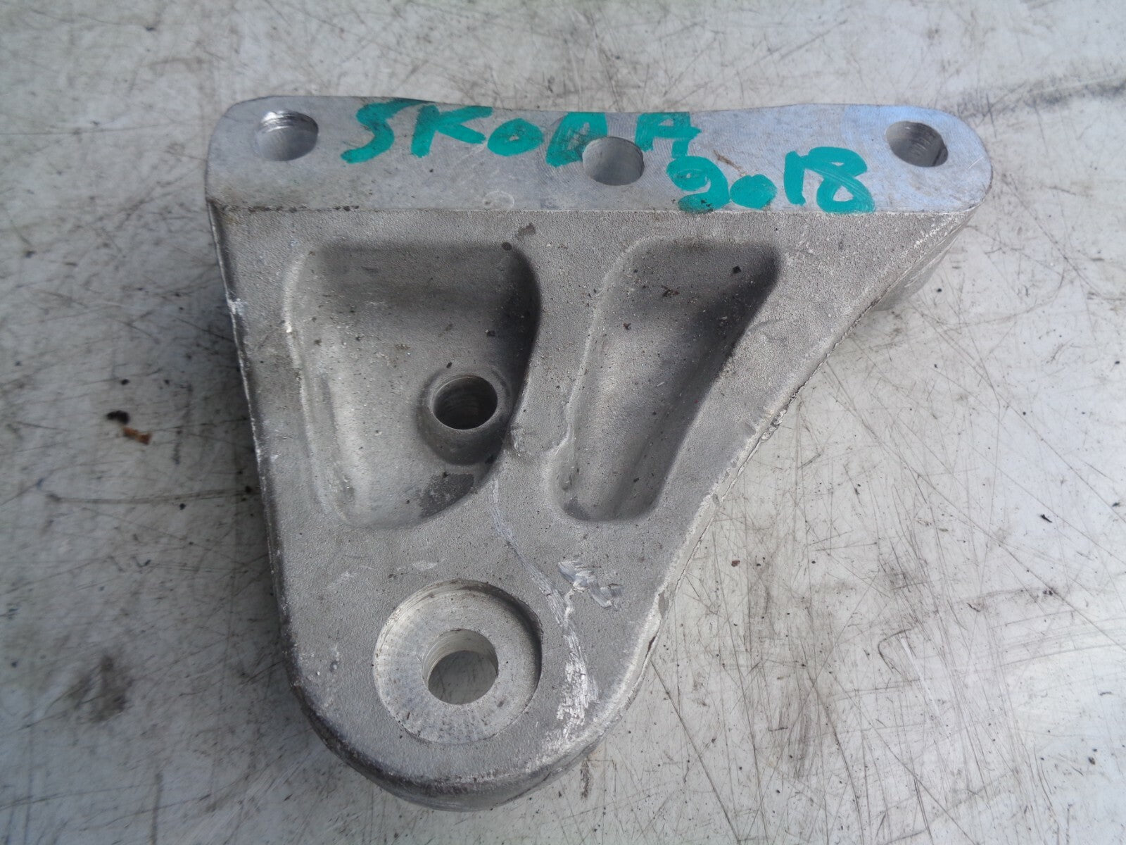 SKODA FABIA 2018 MK3 NJ 1.0 PETROL ENGINE MOUNT BRACKET 6R0199185A