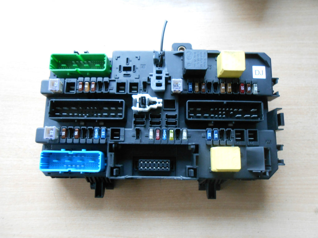 VAUXHALL ASTRA H (MK5) BOOT FUSE RELAY CONTROL BOX MODULE 13180773 DJ