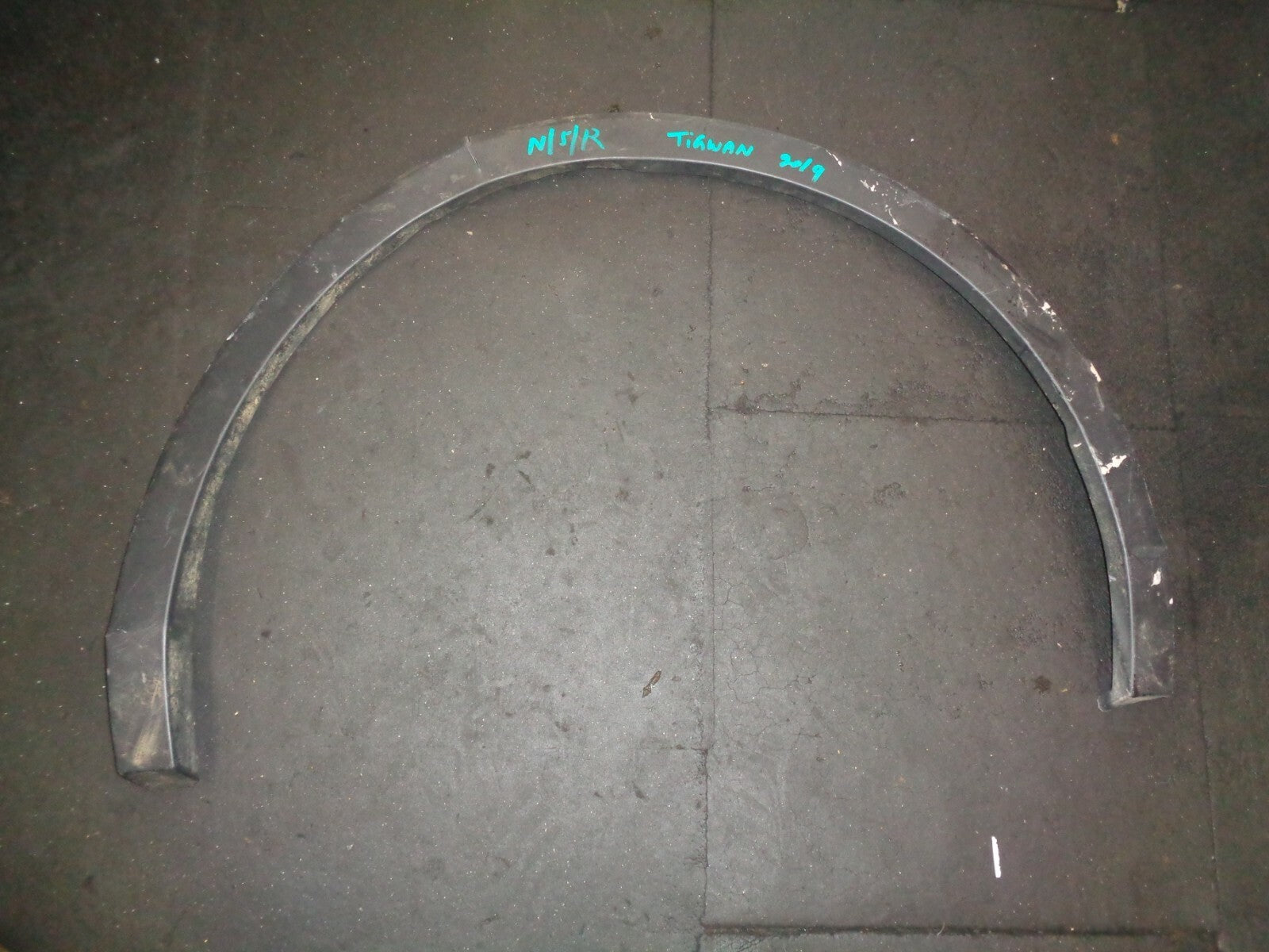 VW VOLKSWAGEN TIGUAN MK2 2019 PASSENGER REAR WHEEL ARCH TRIM 5NA854819J DAMAGED
