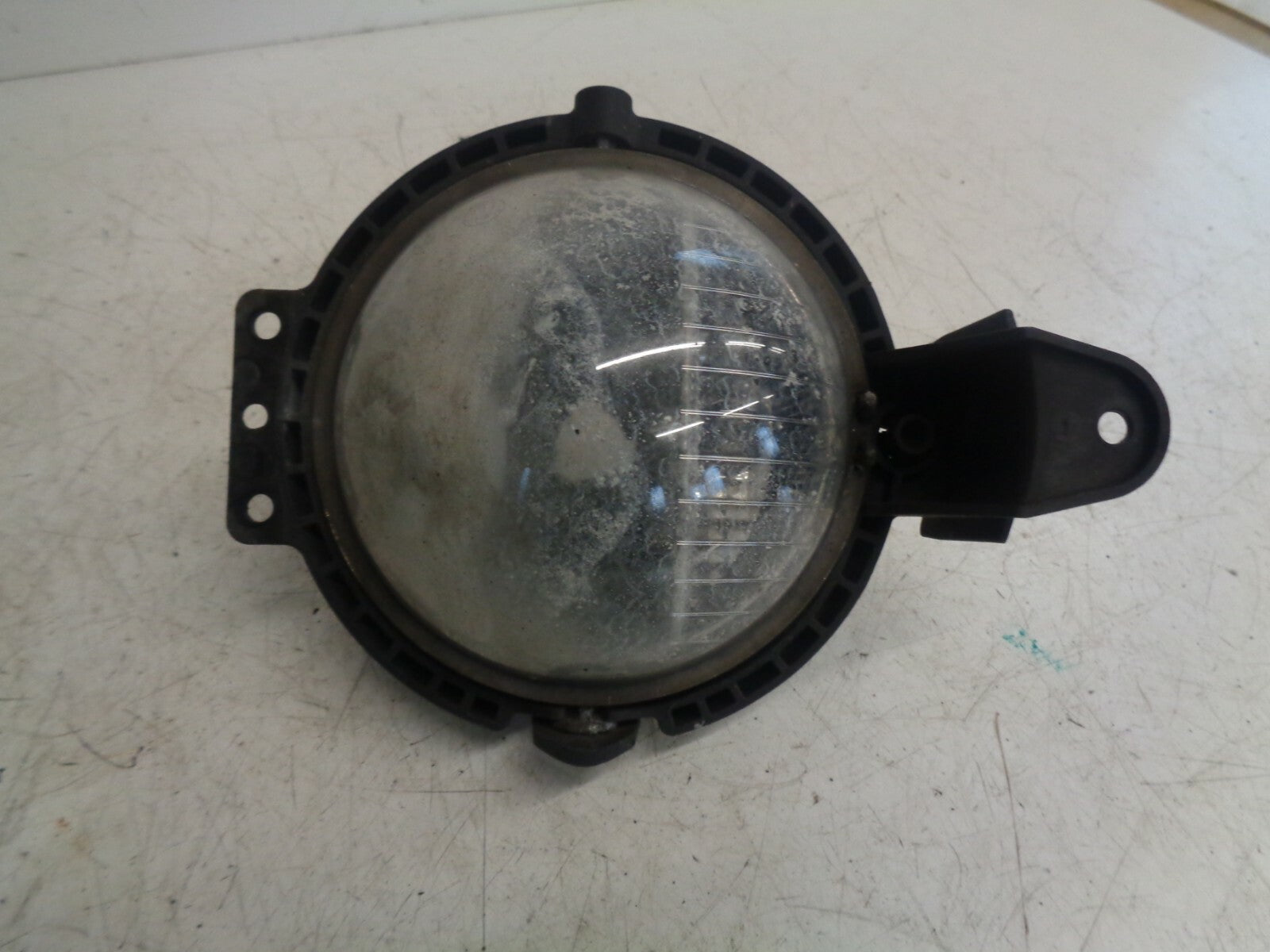 MINI R56 2010 FRONT BUMPER PASSENGER SIDE FOGLIGHT FOG TRIM LAMP