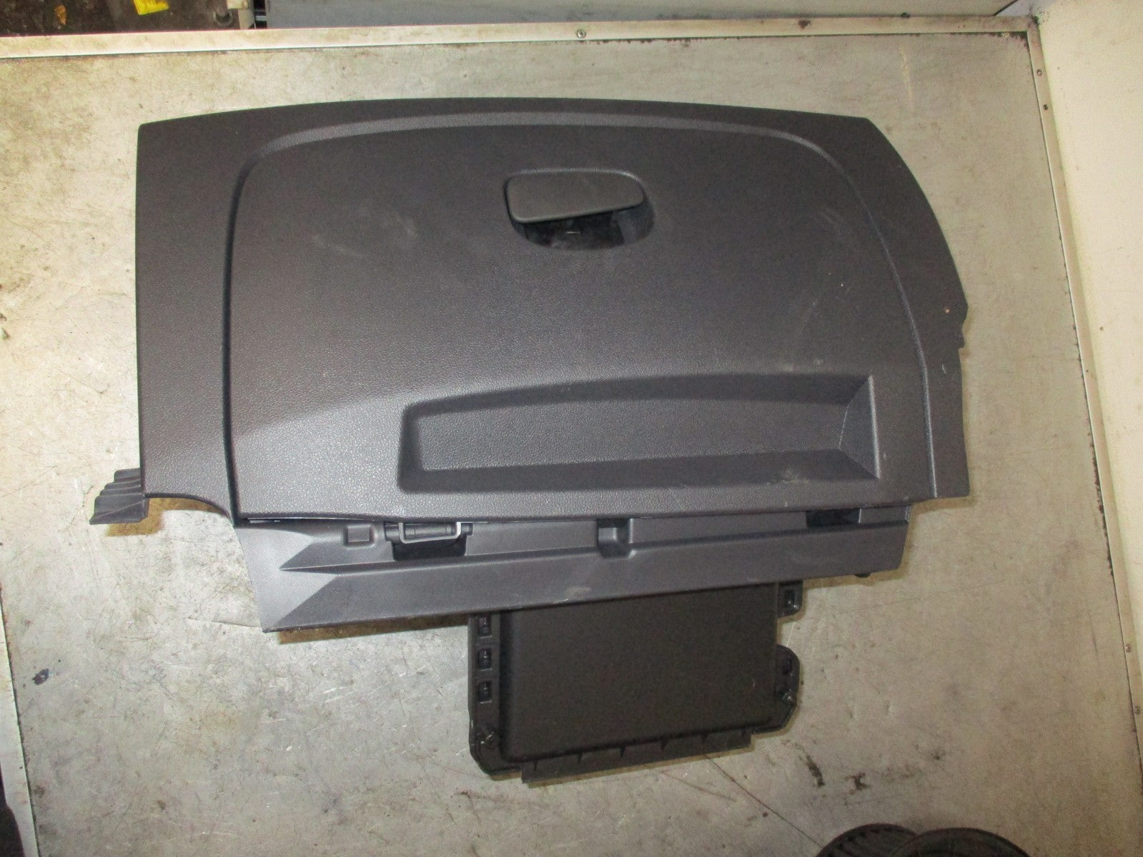RENAULT CLIO X98 MK4 GLOVE BOX COMPARTMENT 681087136R