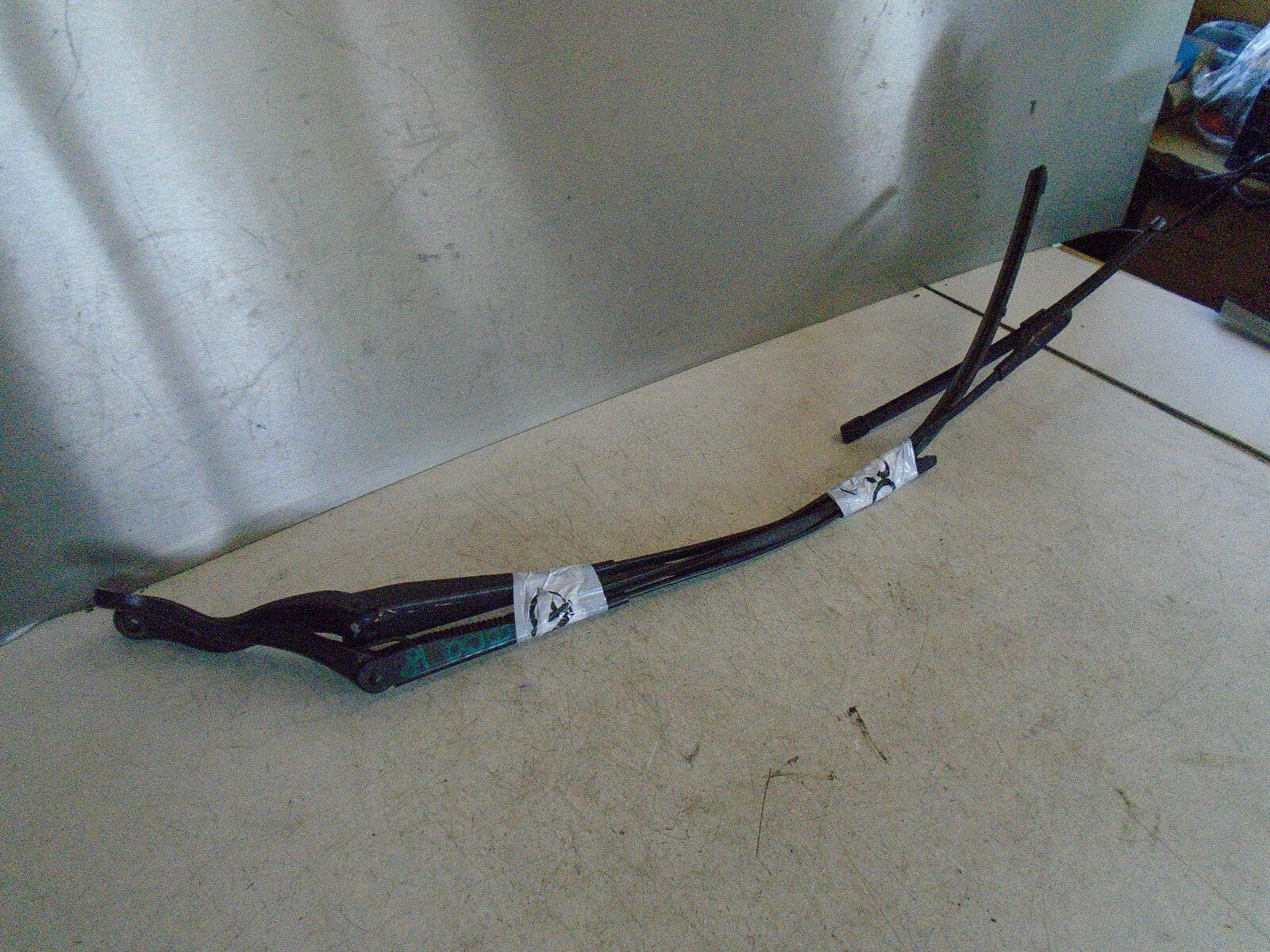 VAUXHALL CORSA E 2018 FRONT WINDSCREEN WIPER ARM + BLADES