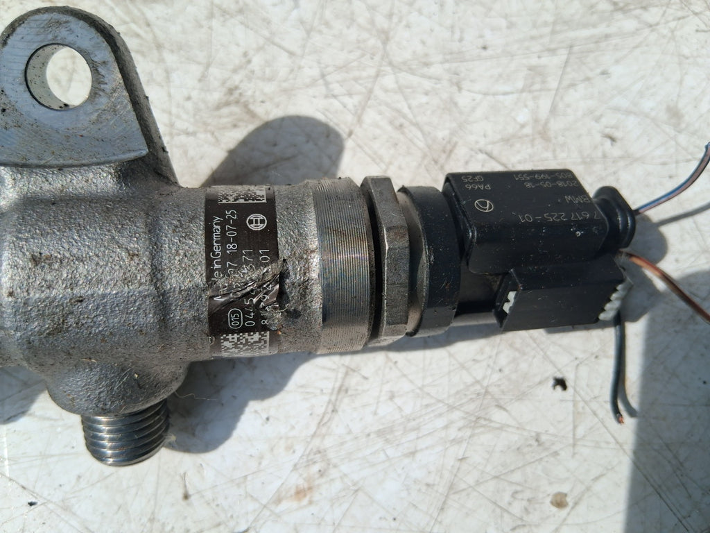 2018 BMW X1 F48 2.0 DIESEL INJECTOR FUEL RAIL
