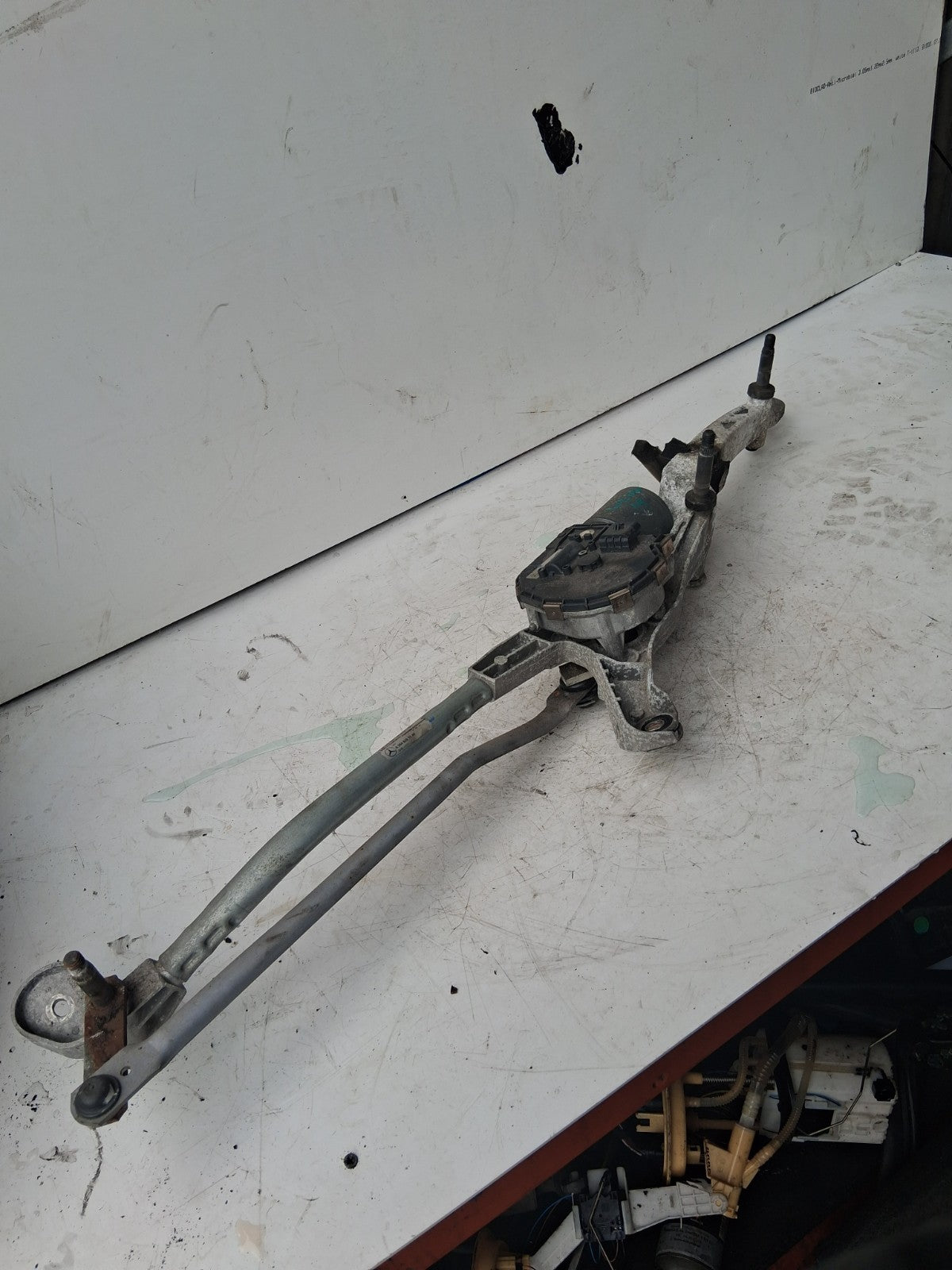 2015 MERCEDES C CLASS W204 FRONT WIPER MOTOR AND LINKAGE A2048201140