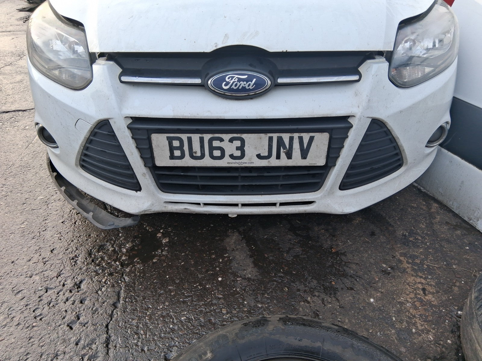 2013 FORD FOCUS MK3 HATCHBACK COMPLETE FRONT BUMPER WITH GRILL & FOG LIGHTS