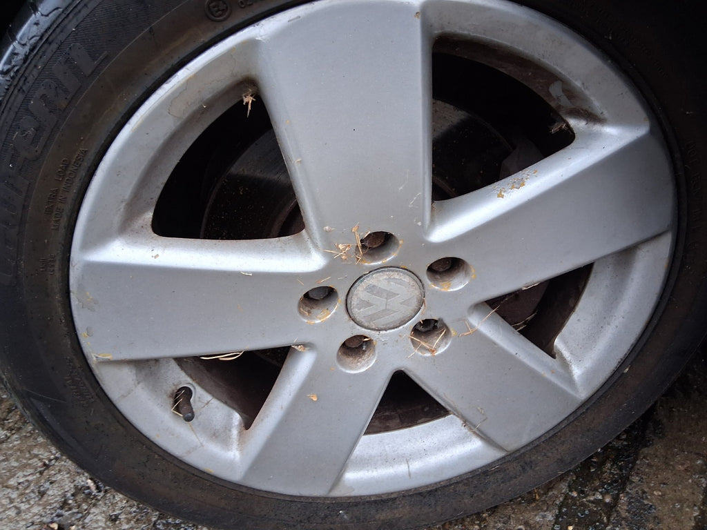 2006 VW VOLKSWAGEN PASSAT B6 17 INCH ALLOY WHEEL WITH TYRE 235/45R17