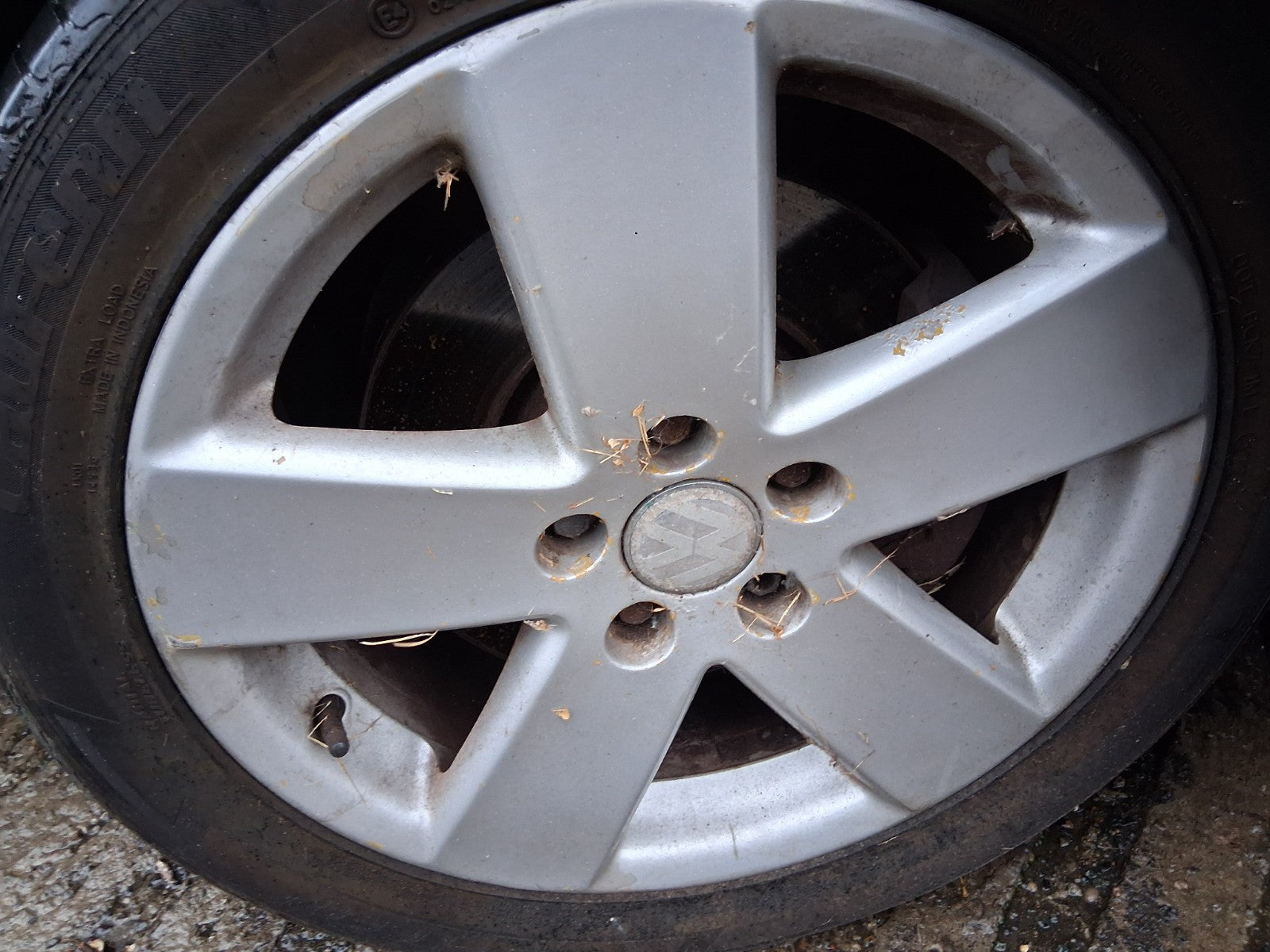 2006 VW VOLKSWAGEN PASSAT B6 17 INCH ALLOY WHEEL WITH TYRE 235/45R17