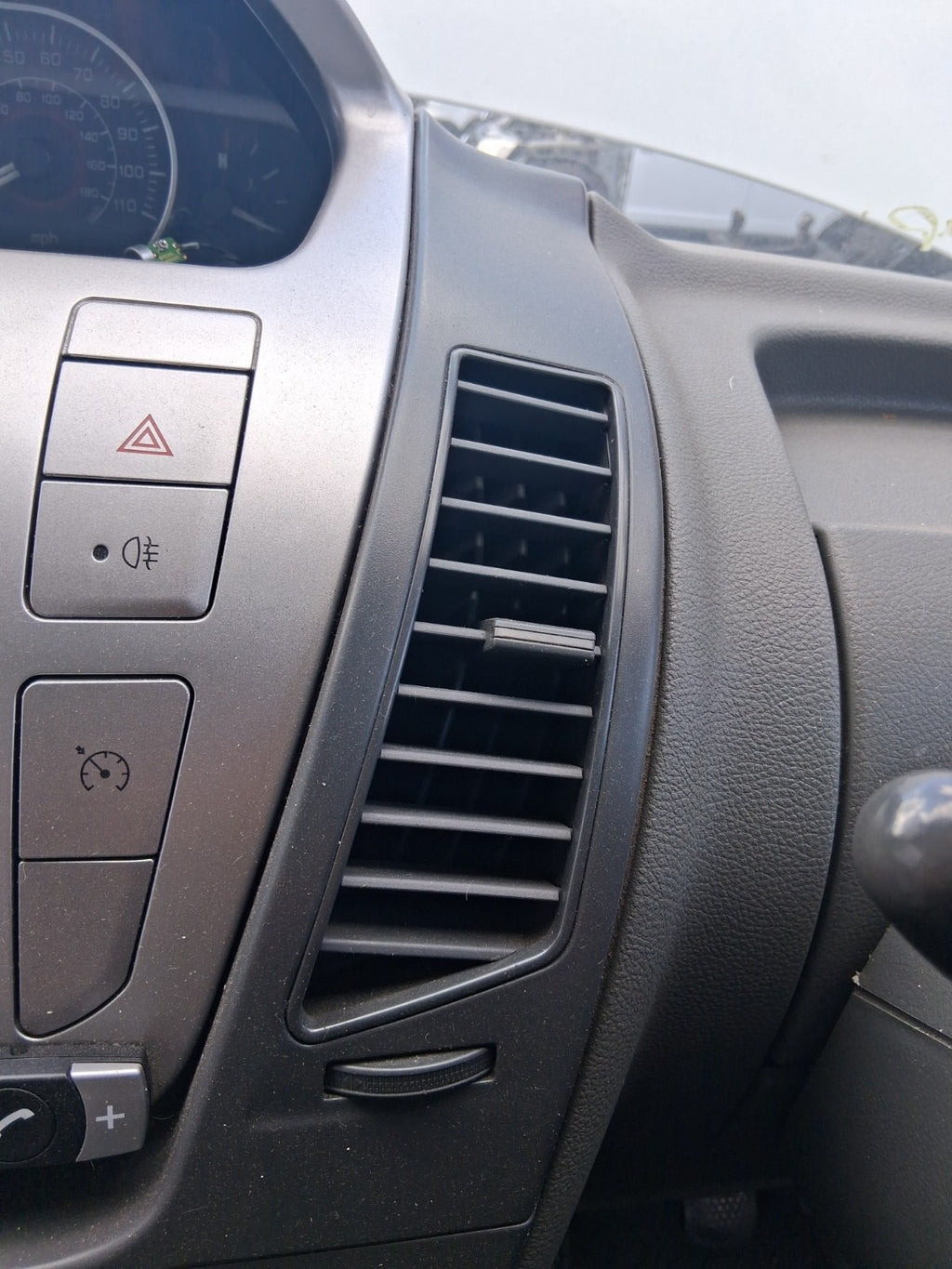2020 SAIC LDV V80 FRONT DASHBOARD CENTER BOTH AIR VENTS