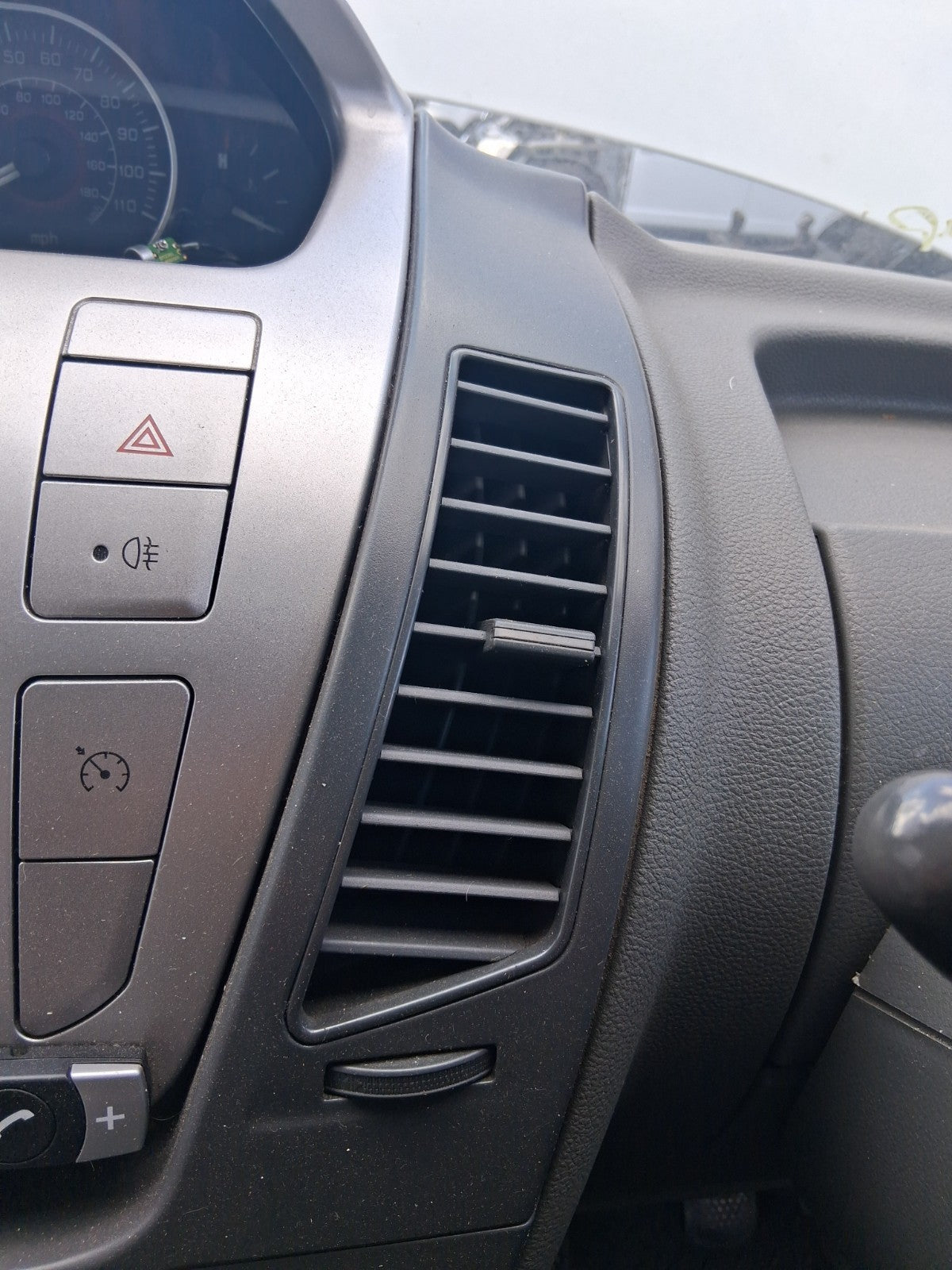 2020 SAIC LDV V80 FRONT DASHBOARD CENTER BOTH AIR VENTS