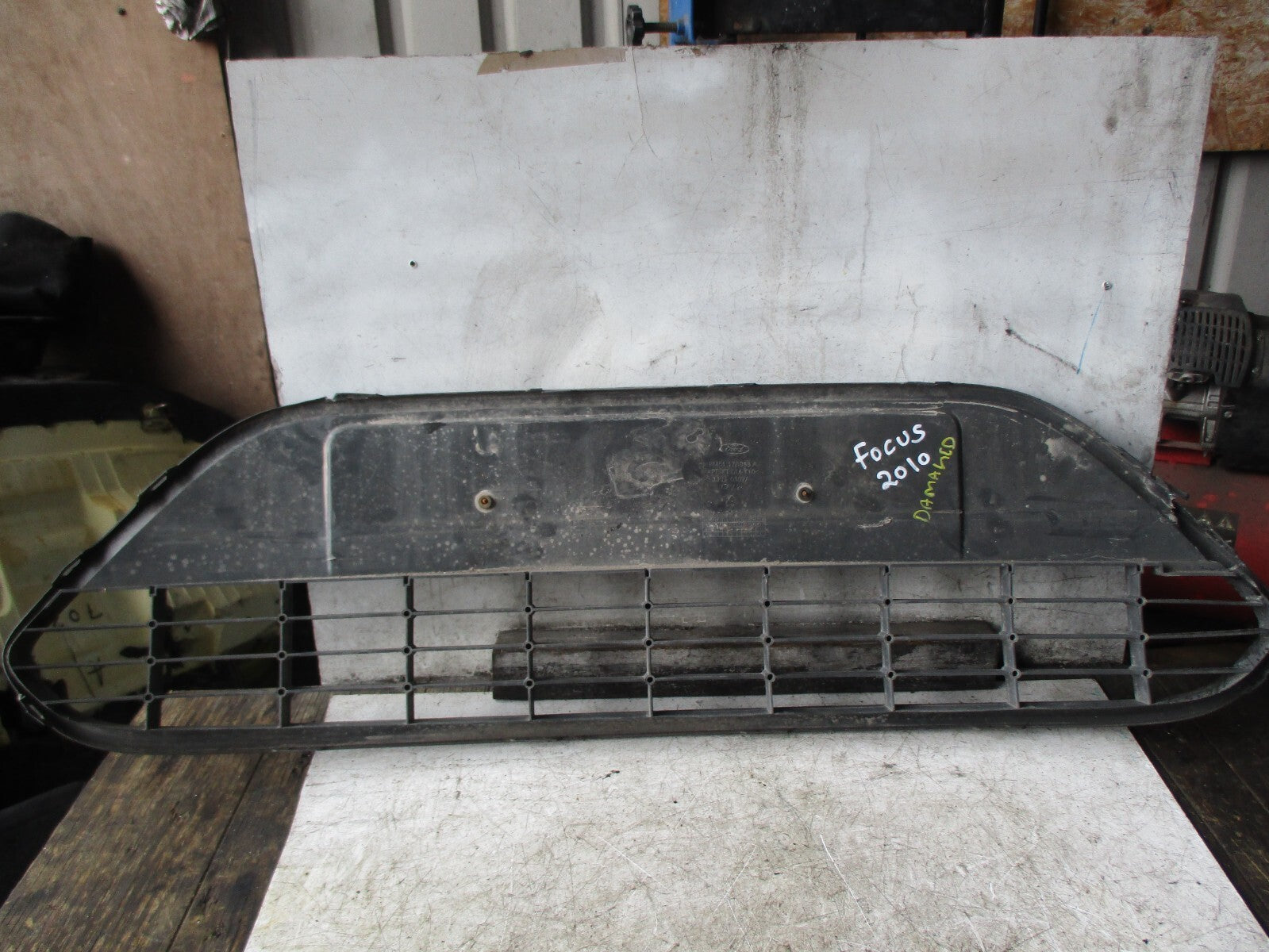 FORD FOCUS MK2 2010 FRONT BUMPER LOWER GRILL 8M5117B968