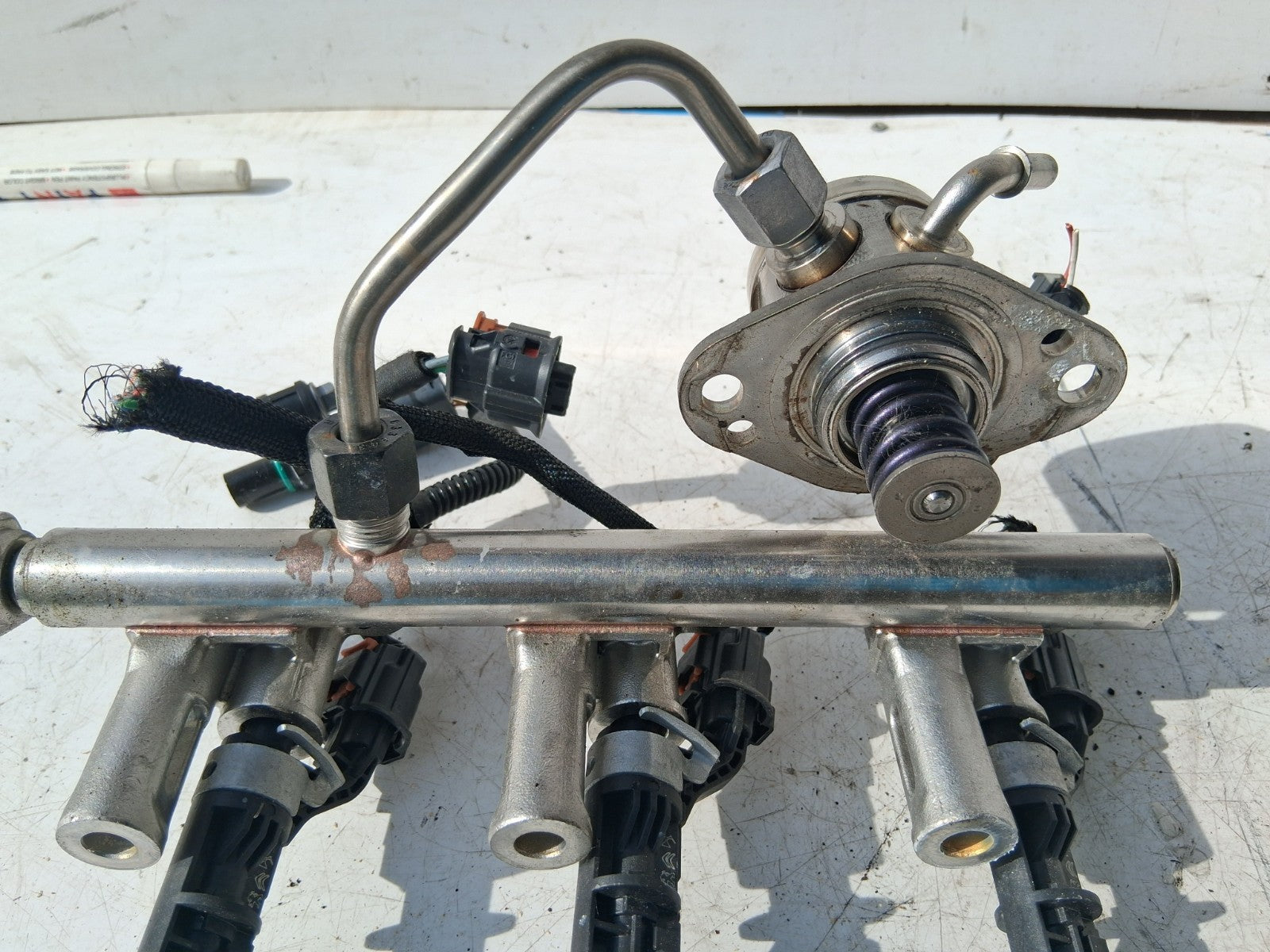 2021 CITROEN C4 MK3 1.2 PETROL INJECTOR FUEL RAIL 9830305880